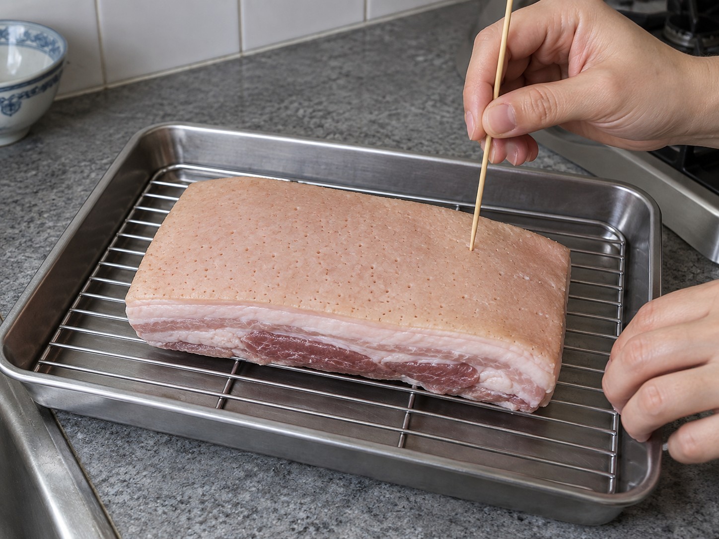 脆皮燒肉 — 4. 用尖籤均勻刺豬皮,切勿刺入肉層。