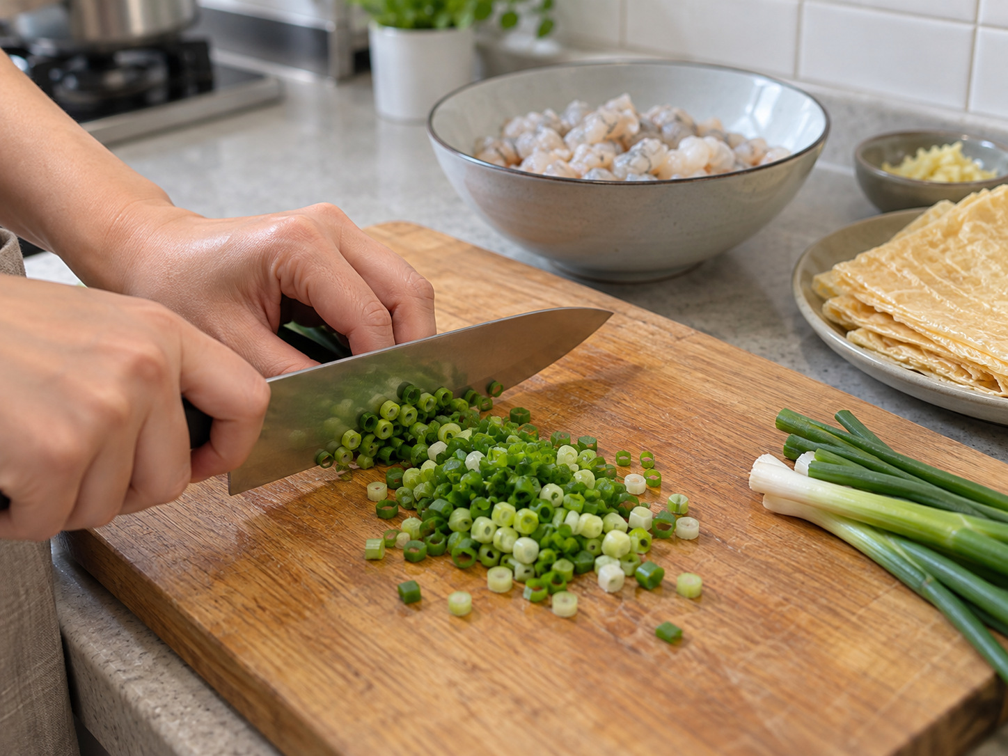 Lumpia Kulit Tahu Isi Udang Renyah ala Kanton — Iris daun bawang