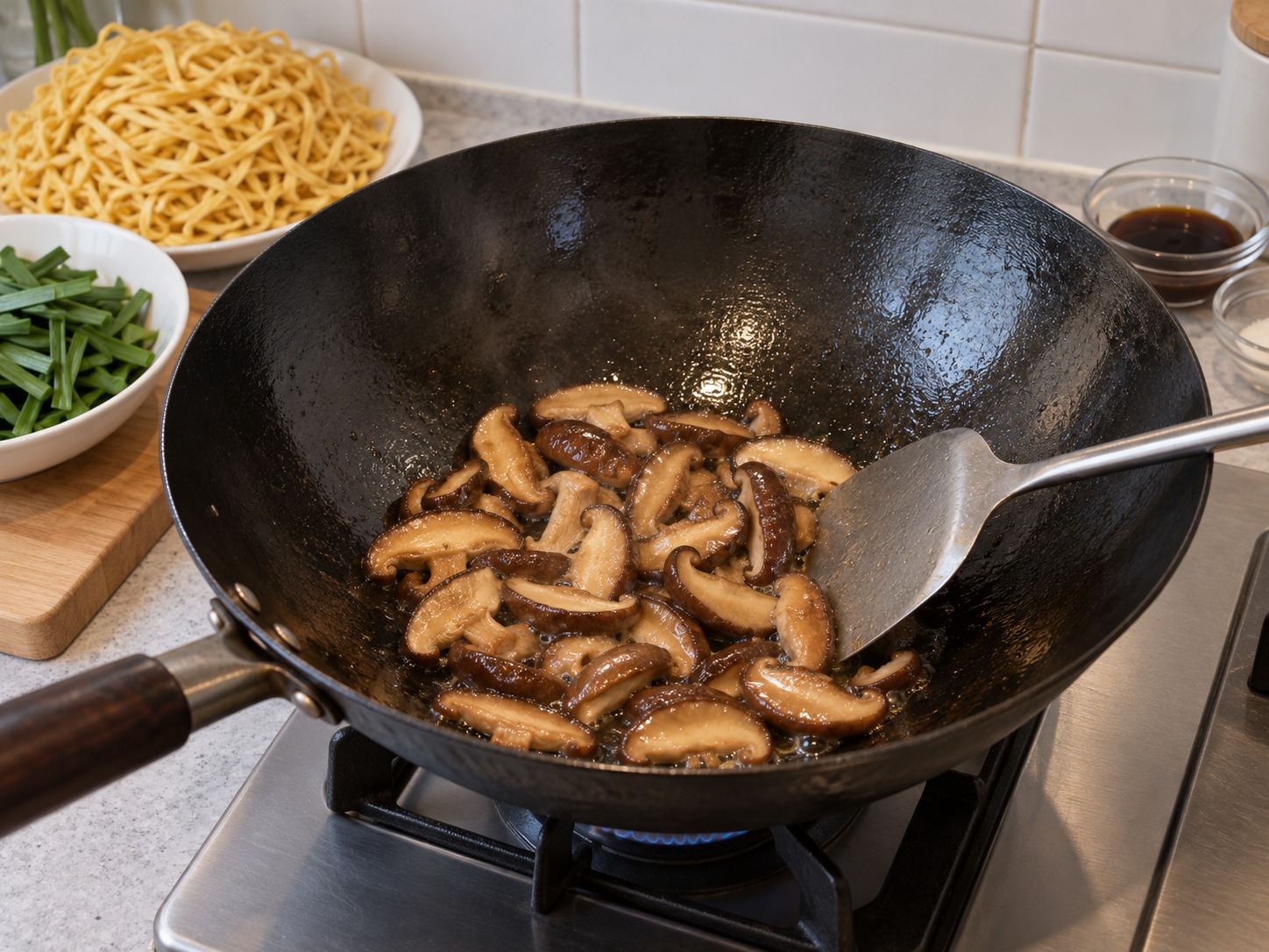 乾燒冬菇伊麵 — 炒鑊中火熱食油,加入冬菇炒三分鐘