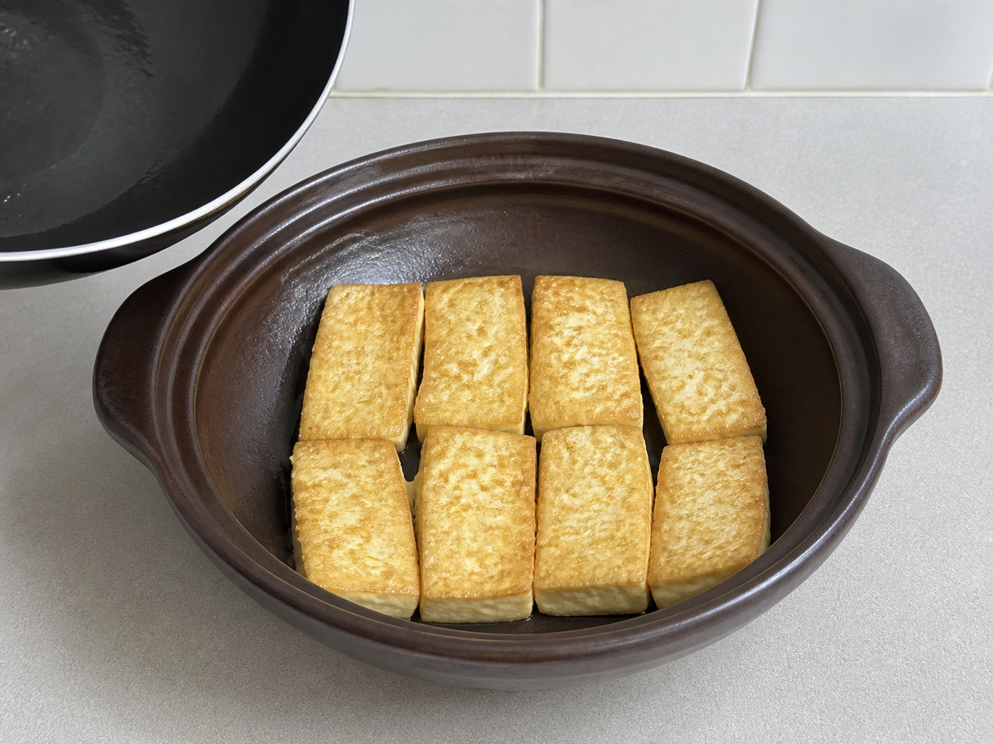 Clay Pot Ikan Fillet dan Tahu Kanton — Cokelatkan sisi kedua