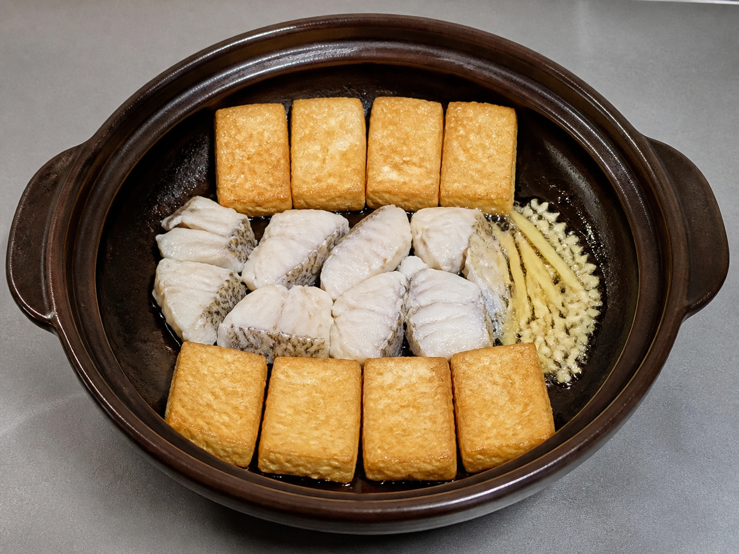 Clay Pot Ikan Fillet dan Tahu Kanton — Tumis jahe dan bawang