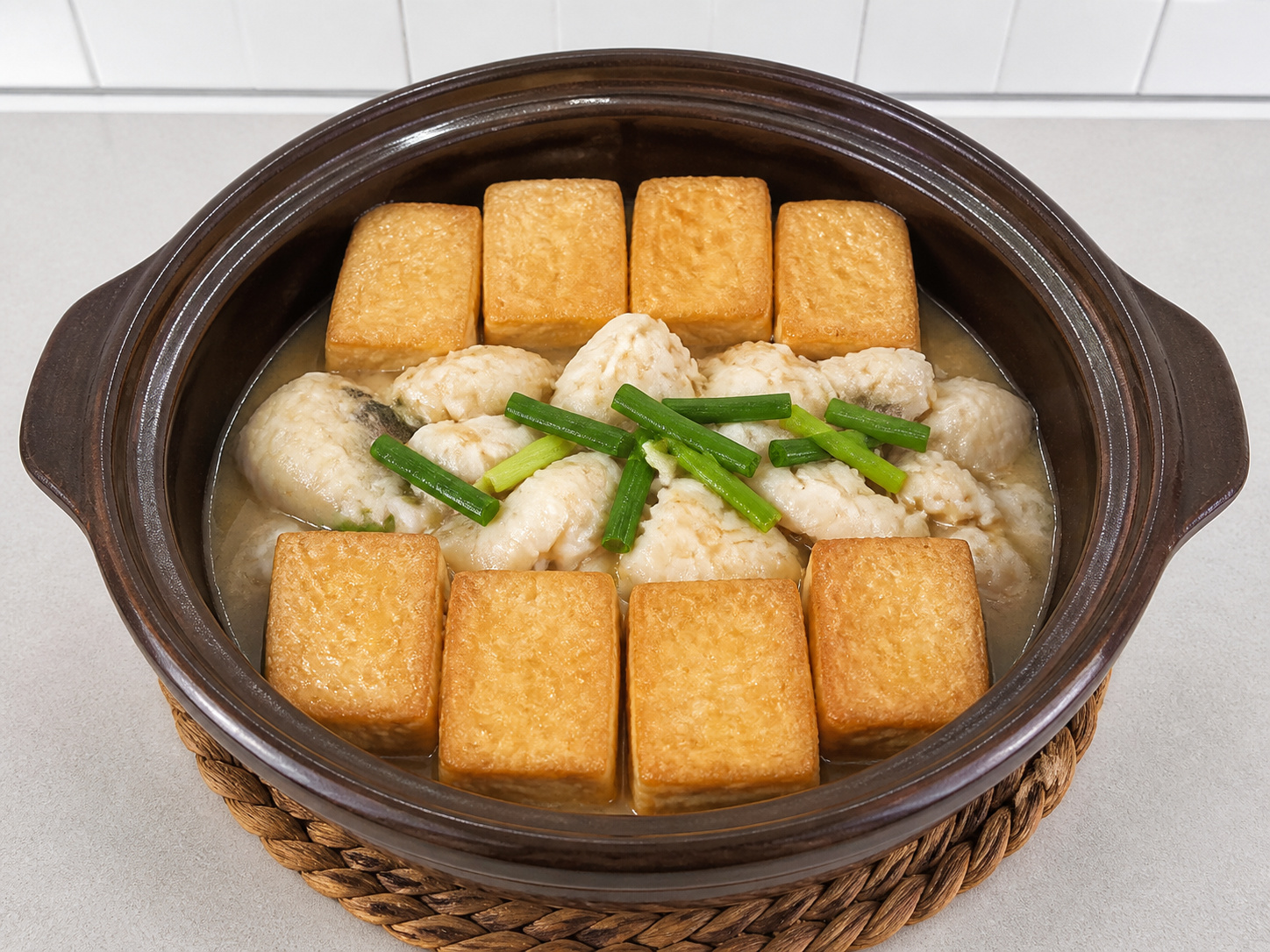 Clay Pot Ikan Fillet dan Tahu Kanton — Tambah daun bawang dan sajikan