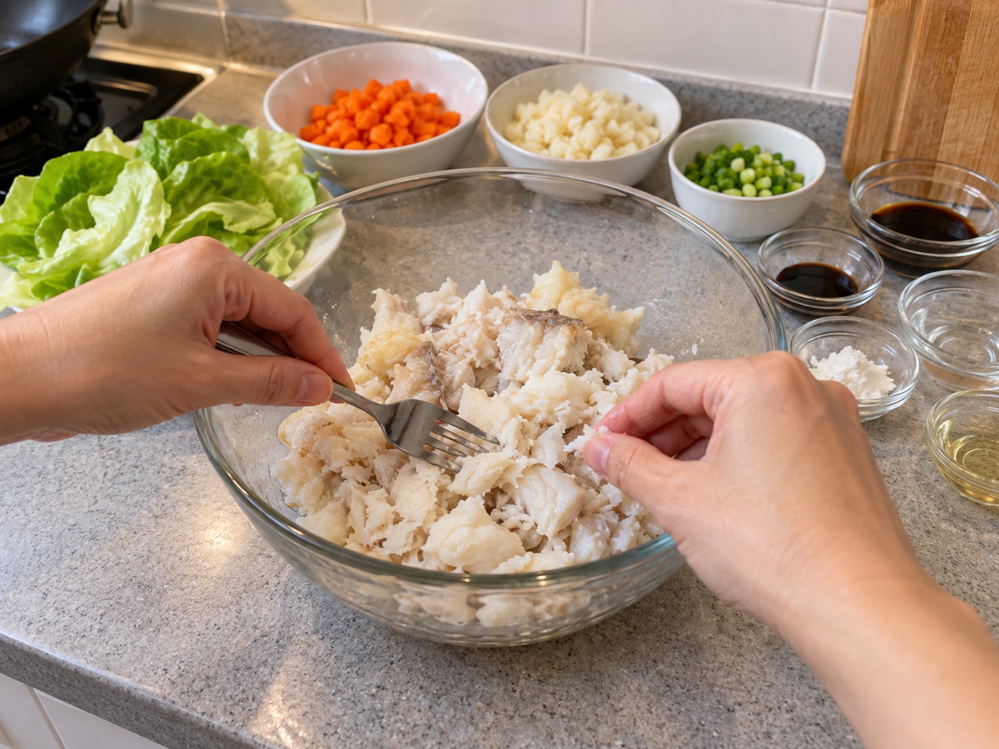 魚鬆生菜包 — 熟魚肉用手拆成小粒,再仔細檢查魚骨