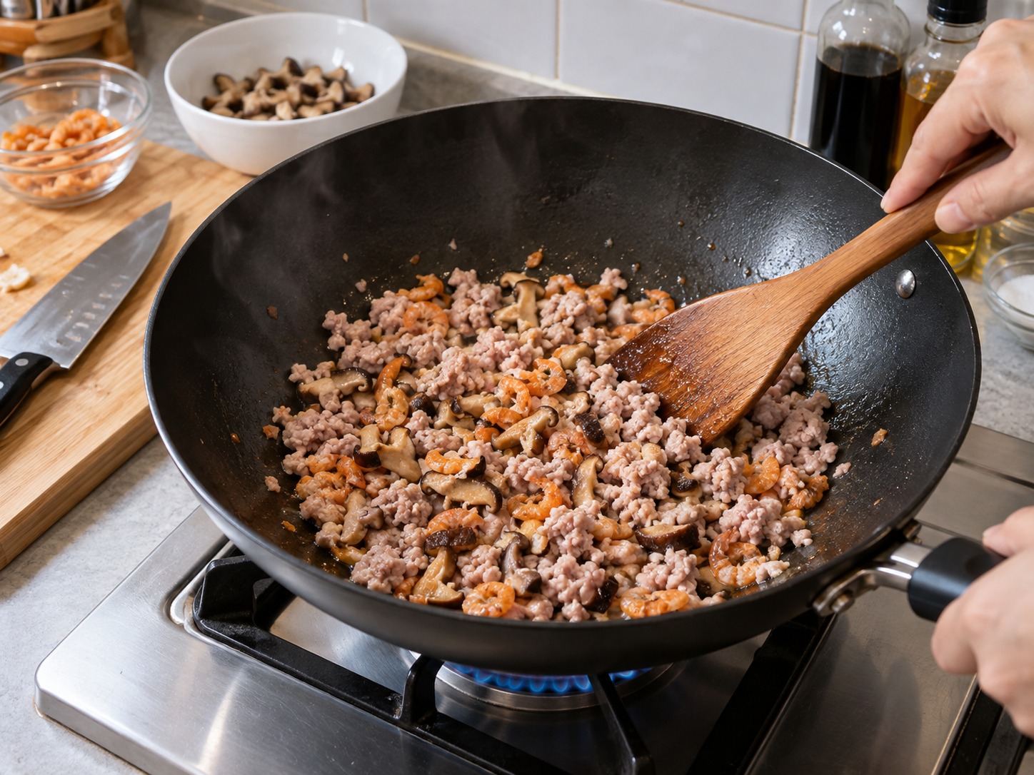 廣東鹹水角 — 鑊燒少量油,炒熟豬肉、蝦米和冬菇