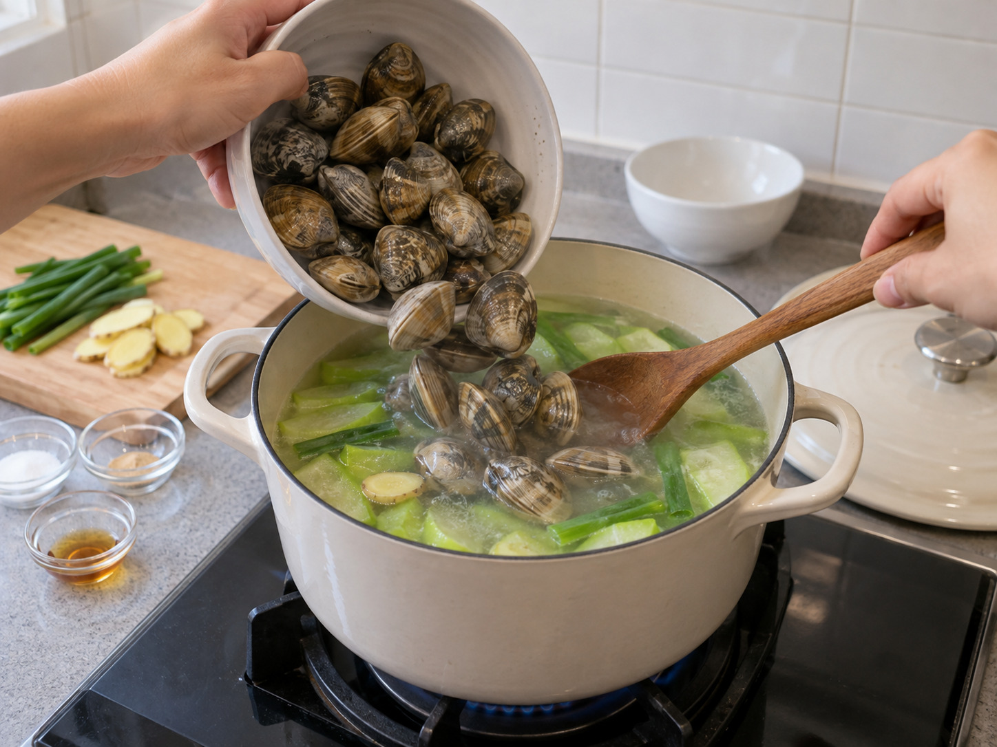 Sup Oyong dan Kerang Kanton — Buka tutup, masukkan kerang bersih dan aduk perlahan