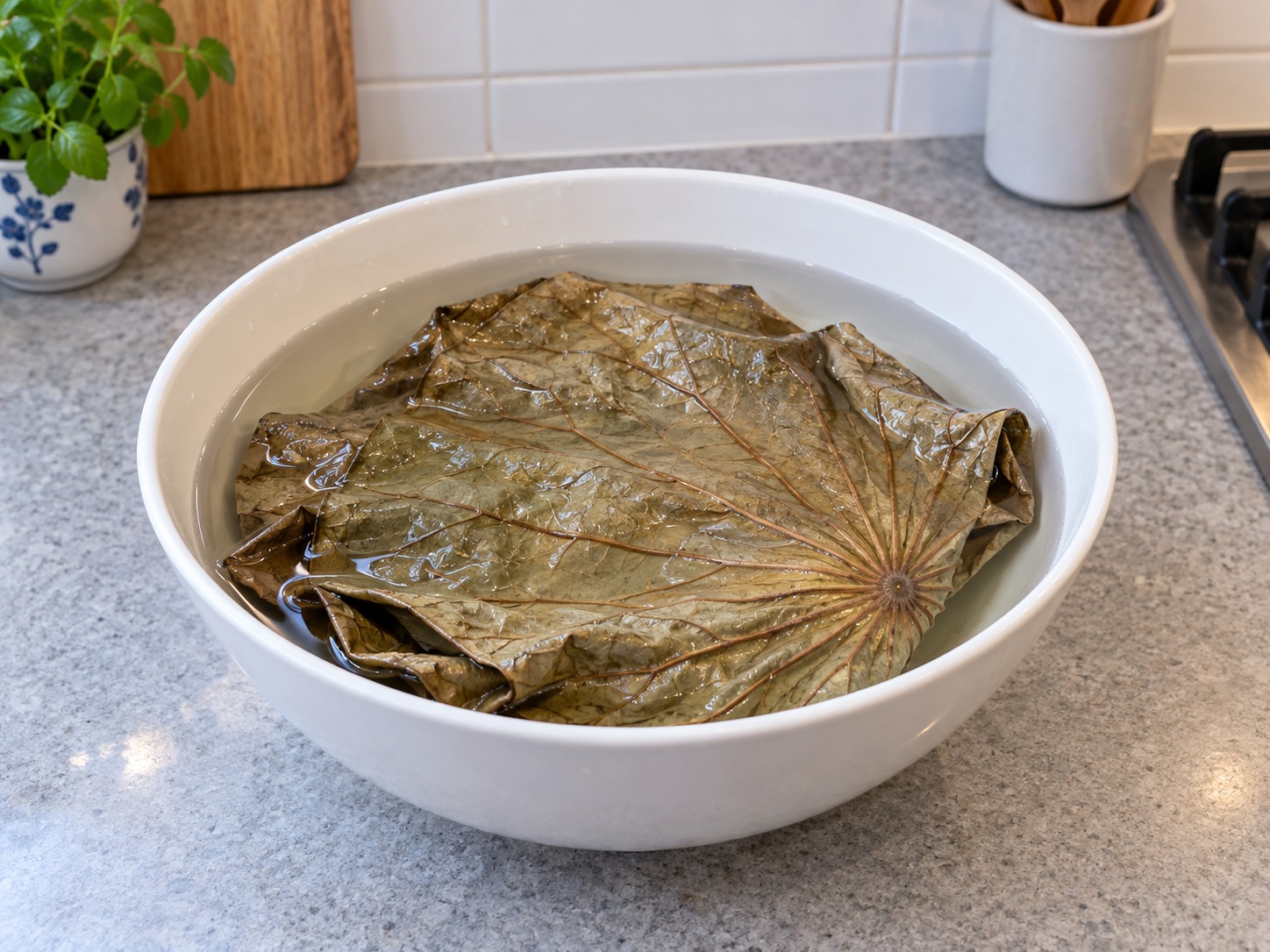 荷葉海鮮飯 — 荷葉放大碗浸暖水三十分鐘至柔軟