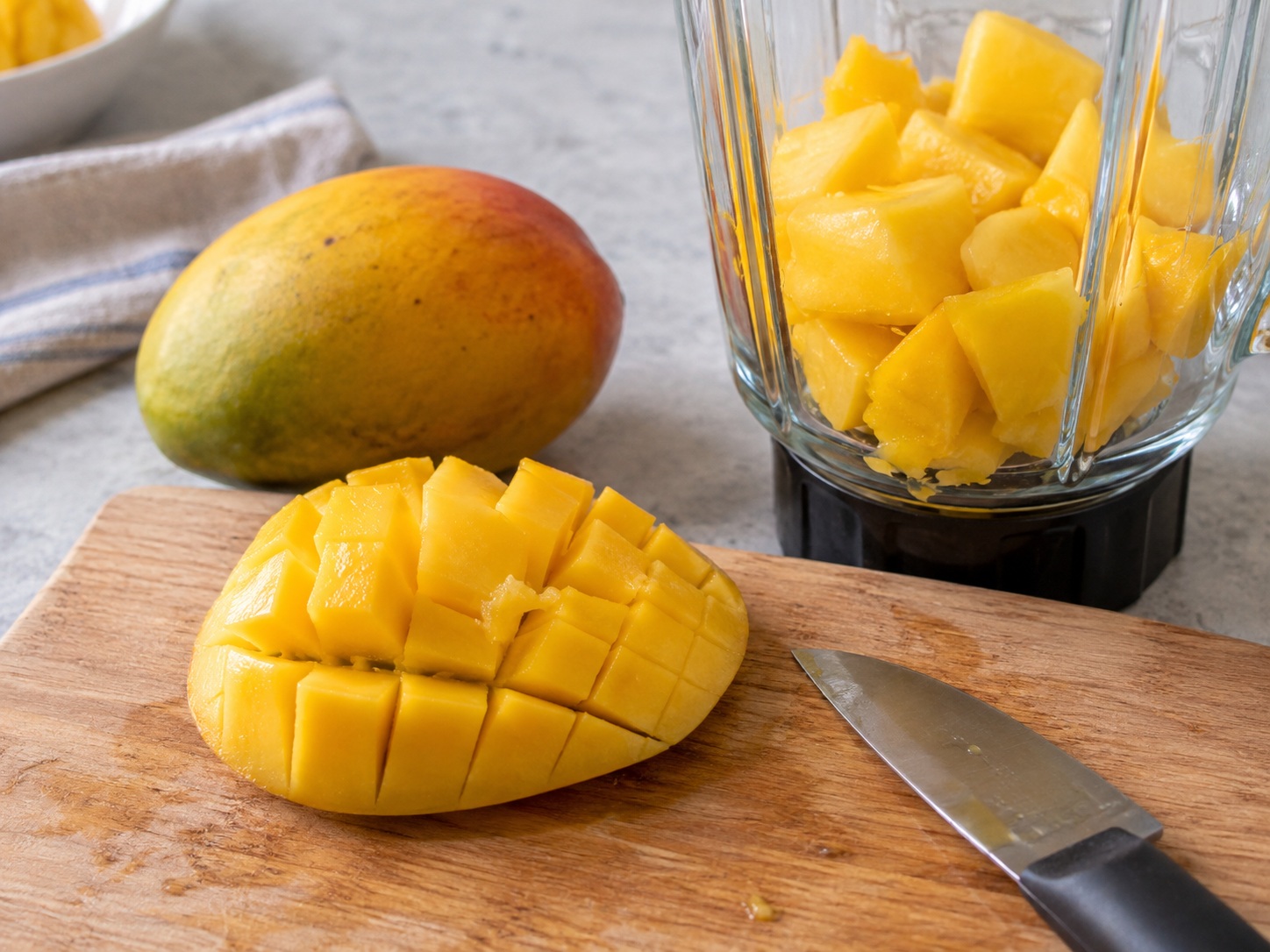 Hong Kong Mango Pomelo Sago — Cut mango