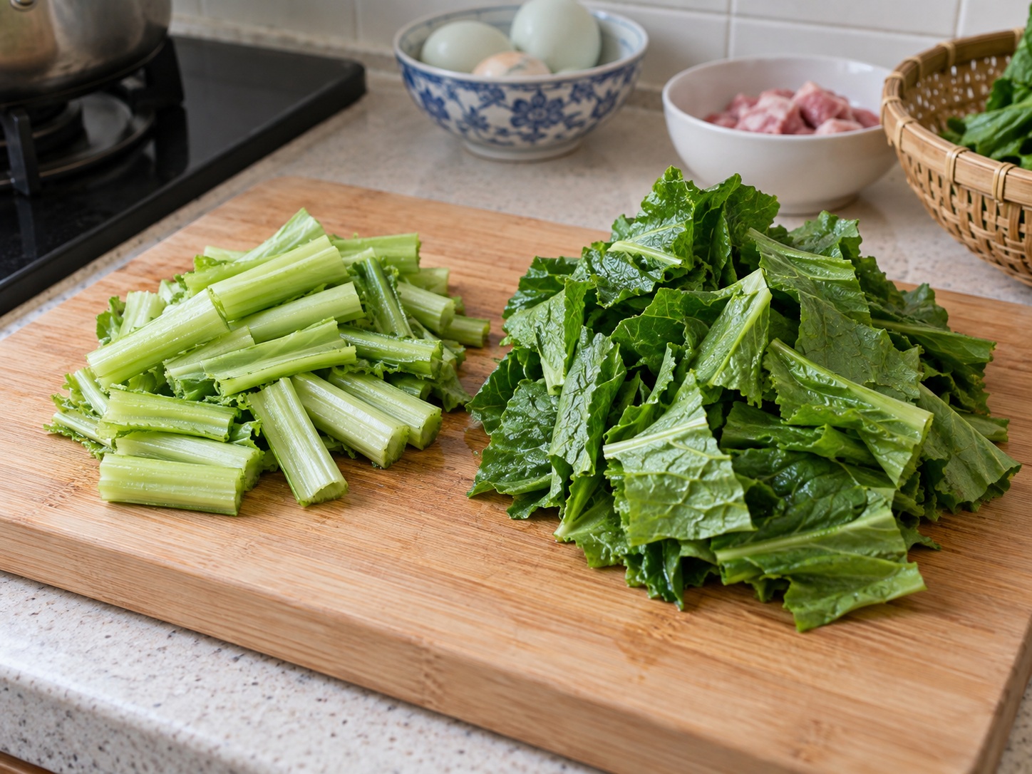 Cantonese na Sabaw ng Mustard Greens, Maalat na Itlog, at Hiniwang Baboy — Hiwain ang gulay