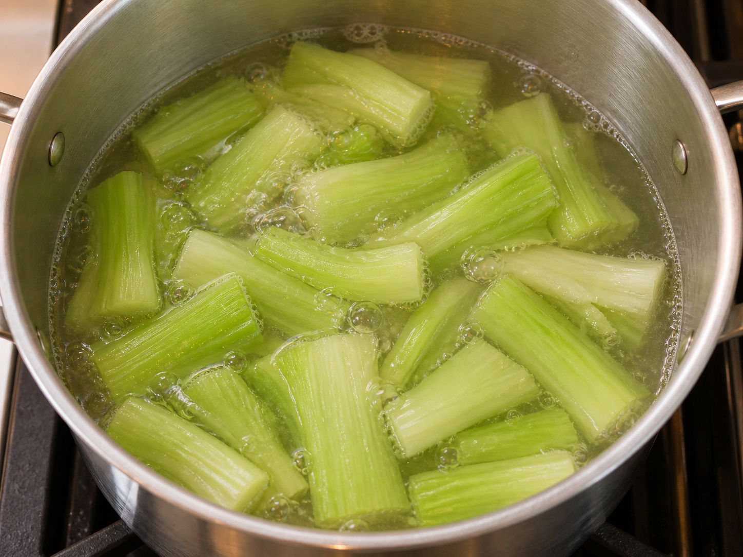 Cantonese na Sabaw ng Mustard Greens, Maalat na Itlog, at Hiniwang Baboy — Lutuin ang tangkay