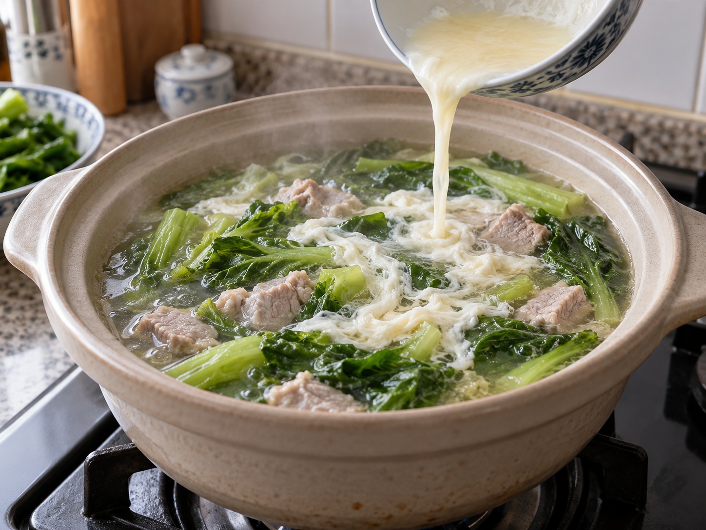 Cantonese na Sabaw ng Mustard Greens, Maalat na Itlog, at Hiniwang Baboy — Ilagay ang puti