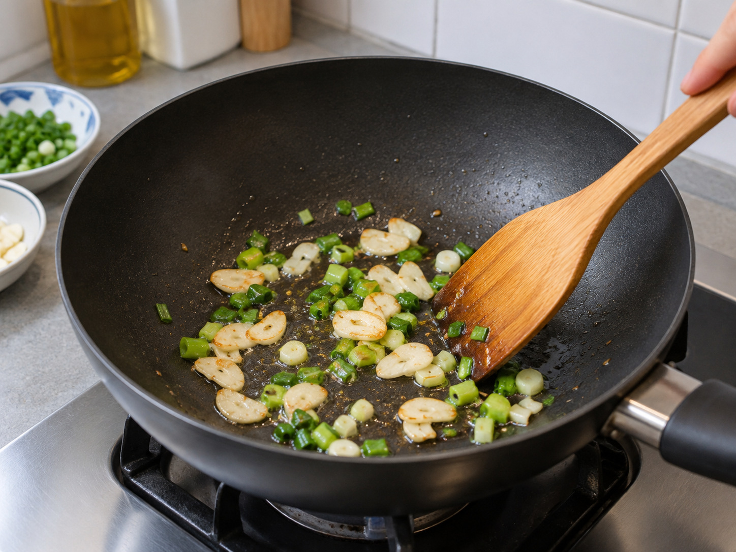 椒鹽豆腐粒 — 炒香蒜蔥