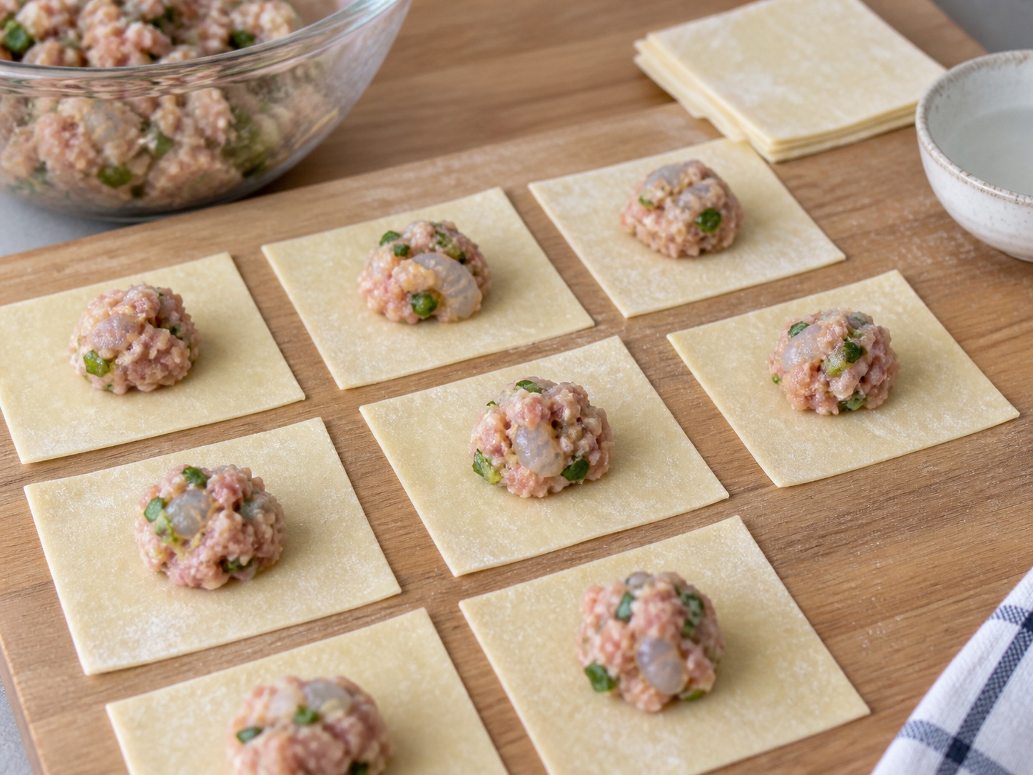 Cantonese Mami na may Wonton na Hipon — Hatiin ang palaman