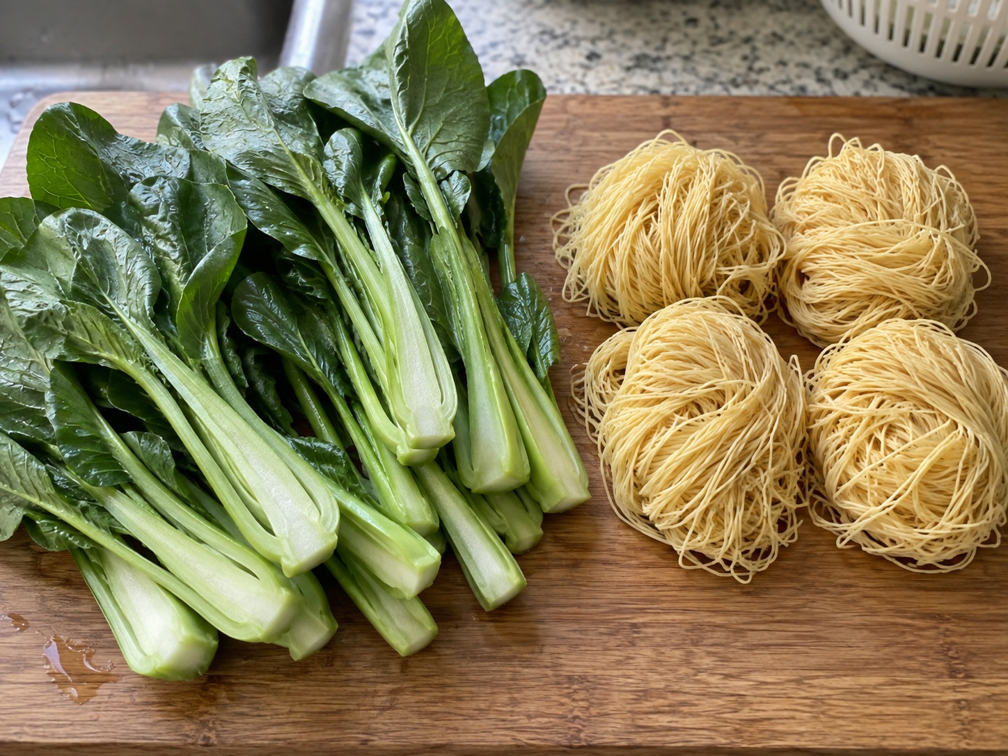Cantonese Mami na may Wonton na Hipon — Hugasan ang gulay at luwagan ang pansit
