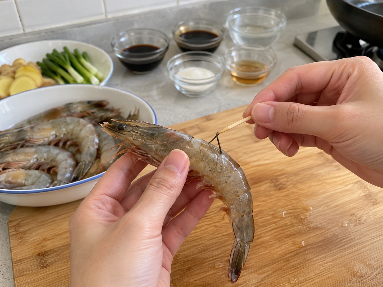 豉油王煎蝦 — 挑走蝦腸
