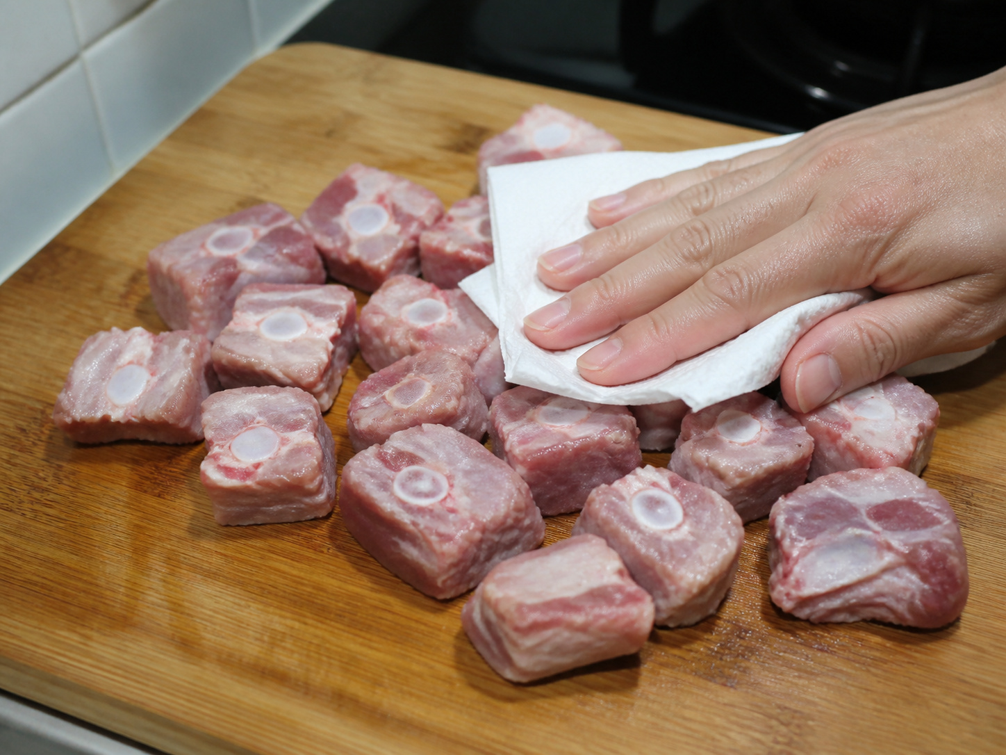 Cantonese Steamed Pork Ribs na may Plum Sauce — Banlawan at patuyuin ang ribs