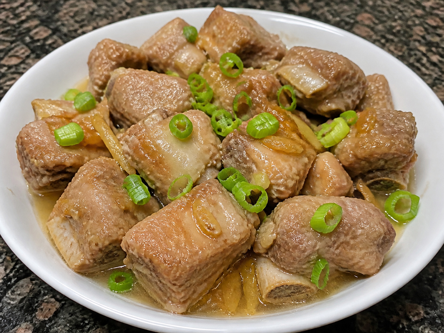 Cantonese Steamed Pork Ribs na may Plum Sauce — Lagyan ng dahon ng sibuyas at ihain