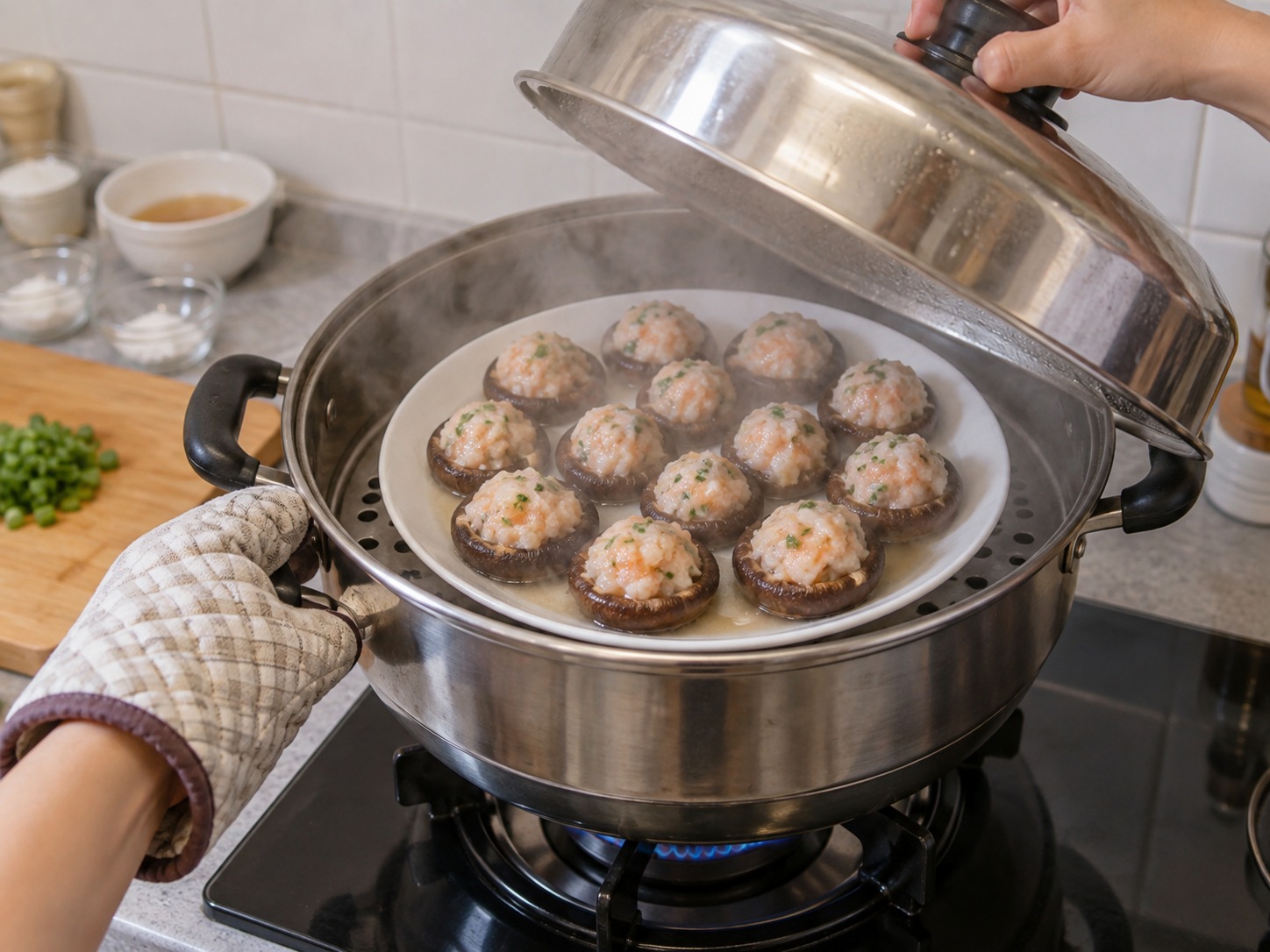Pinasingawang Shiitake na Pinalamanan ng Hipon — Ilagay ang plato sa kumukulong tubig, takpan at i-singaw nang labindalawa hanggang labinlimang minuto