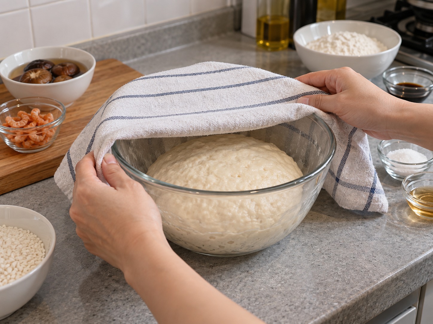 Pinasingawang Bread Rolls na may Malagkit na Kanin — Takpan at paalsahin ang masa nang apatnapu’t limang minuto hanggang lumaki