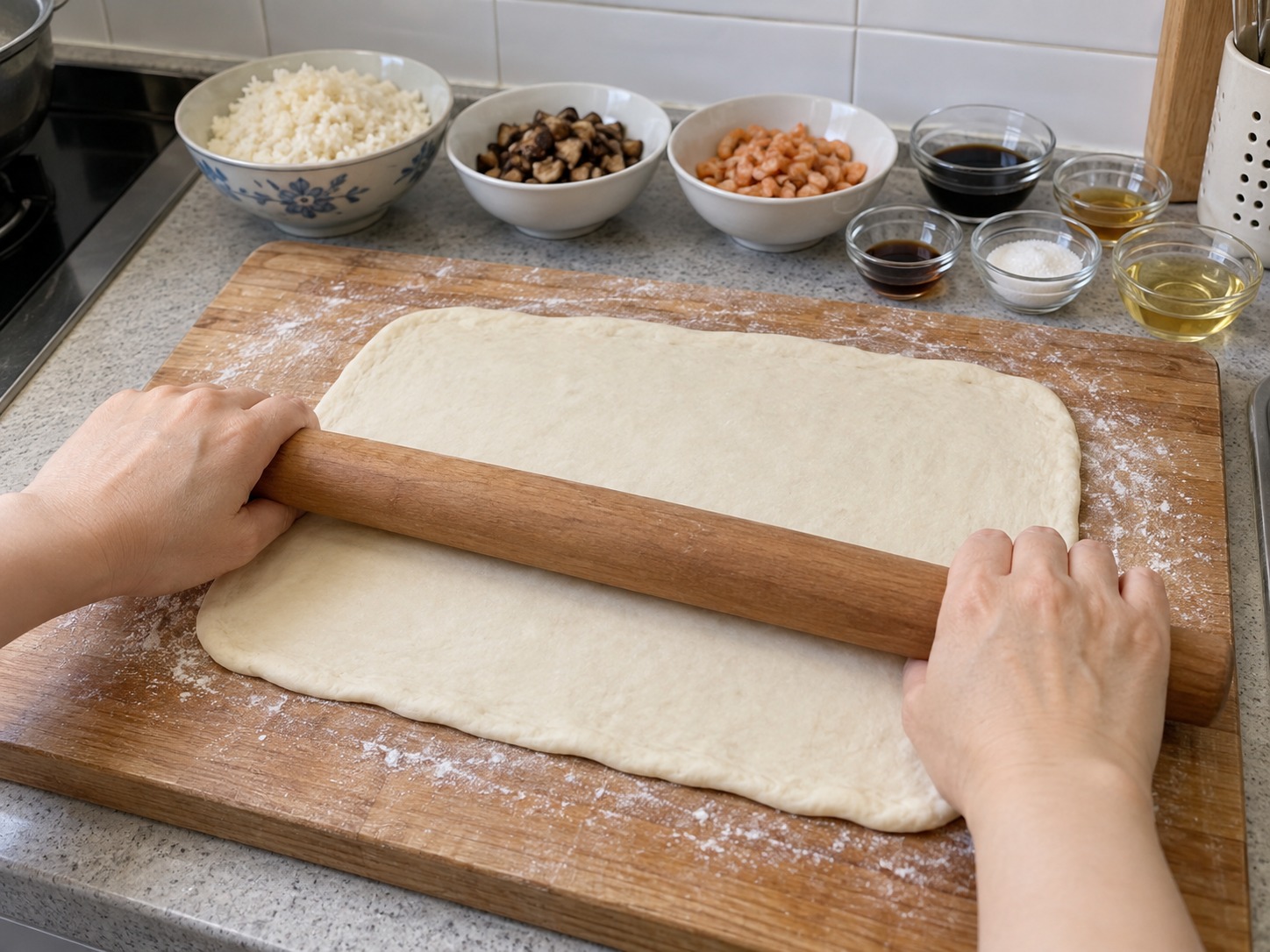 Pinasingawang Bread Rolls na may Malagkit na Kanin — Alisin ang hangin at irolyo ang masa bilang 30 x 20 cm na parihaba