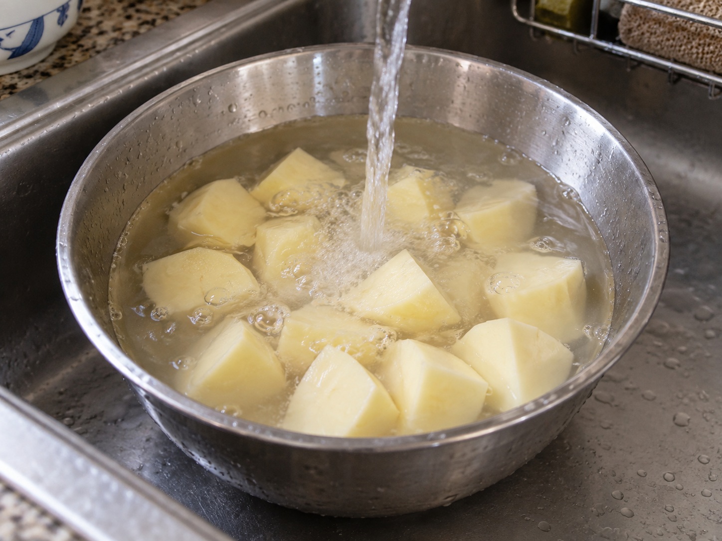Cantonese na Sabaw ng Buntot ng Isda, Kamatis, at Patatas — Hiwain ang patatas