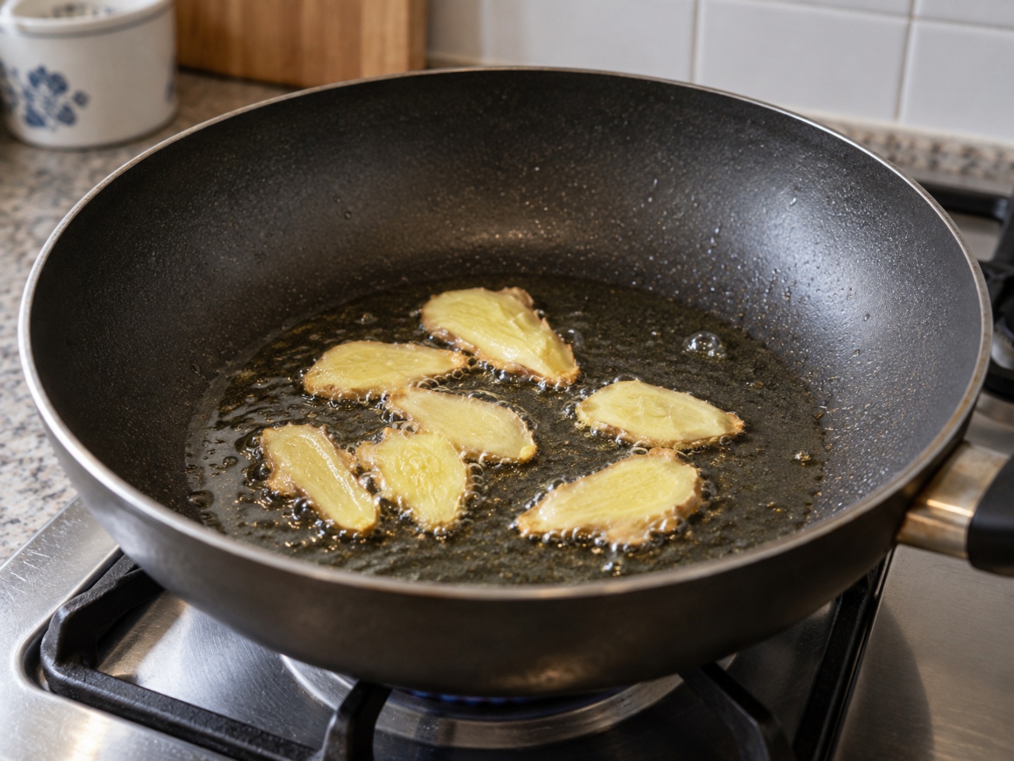 Cantonese na Sabaw ng Buntot ng Isda, Kamatis, at Patatas — Painitin ang mantika