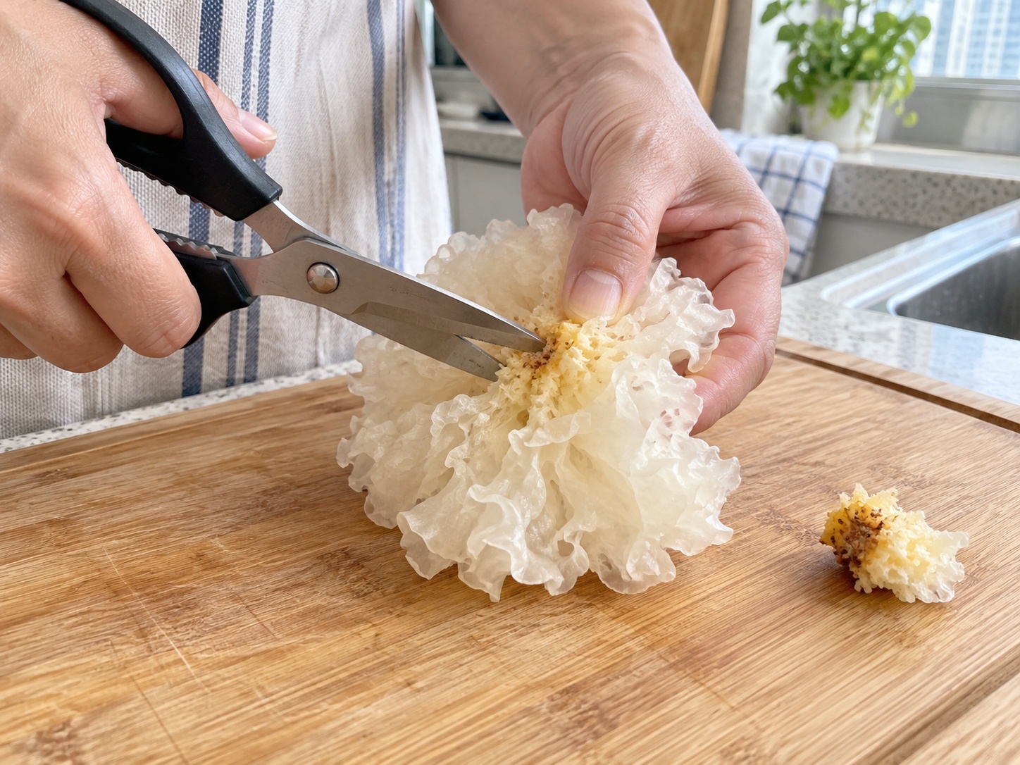 Cantonese Matamis na Sabaw ng Water Chestnut at Snow Fungus — Gupitin ang matigas na puno