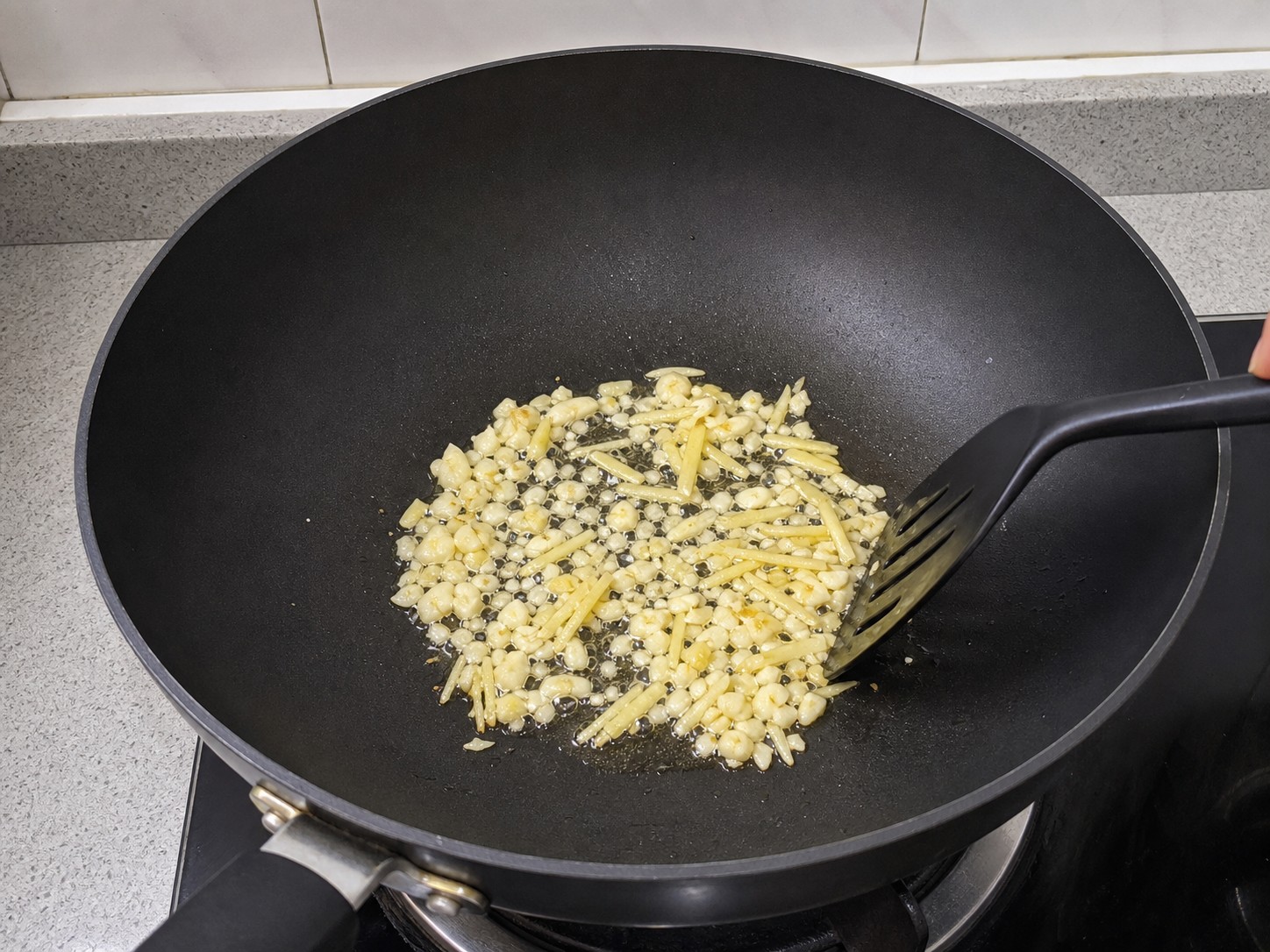 西芹炒蝦仁:爆香蒜薑