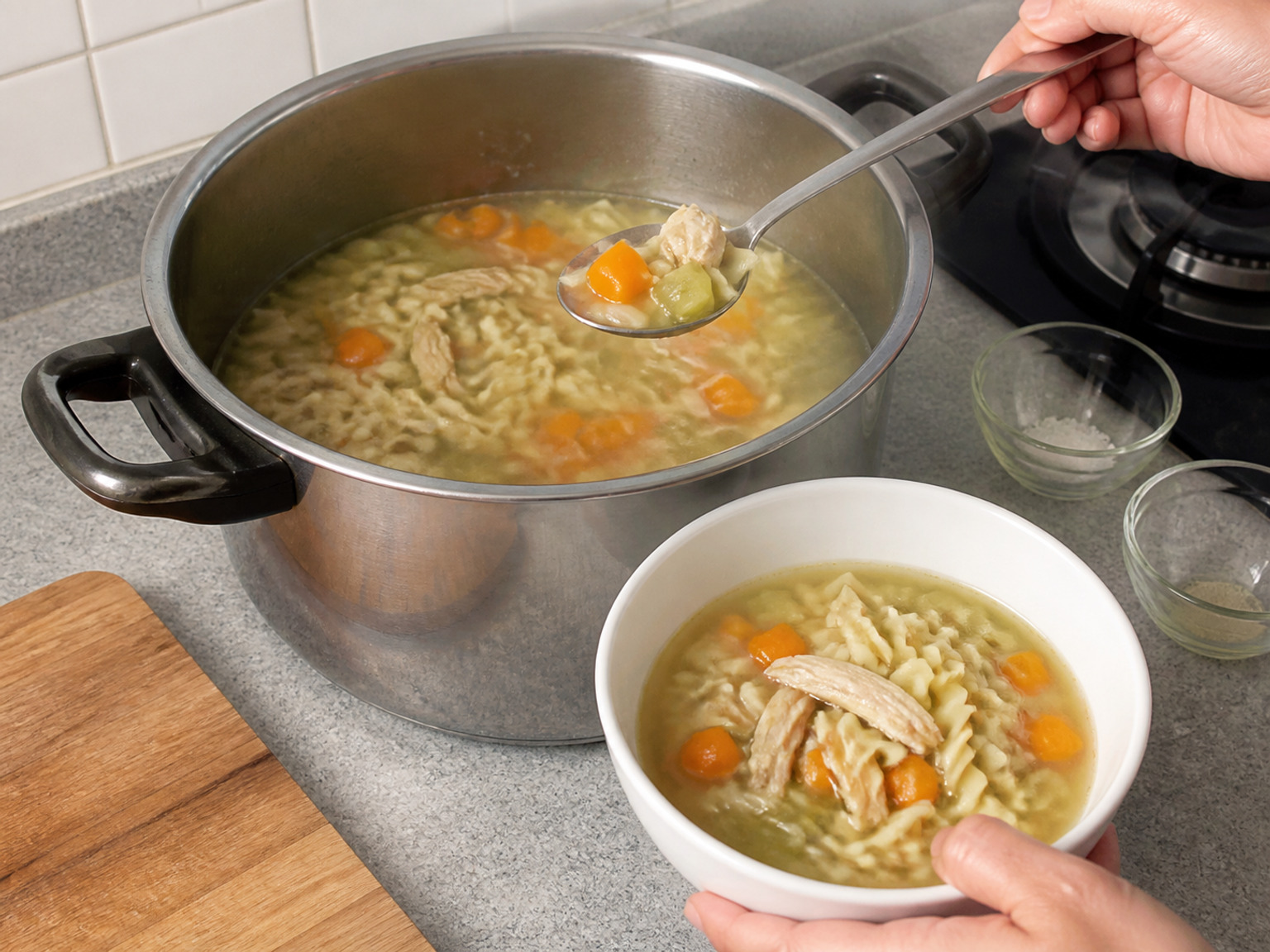 西式雞肉蔬菜麵湯: 完整雞胸在清澈蔬菜雞湯中輕浸熟，再撕成雞絲與軟熟短意粉一同放回。