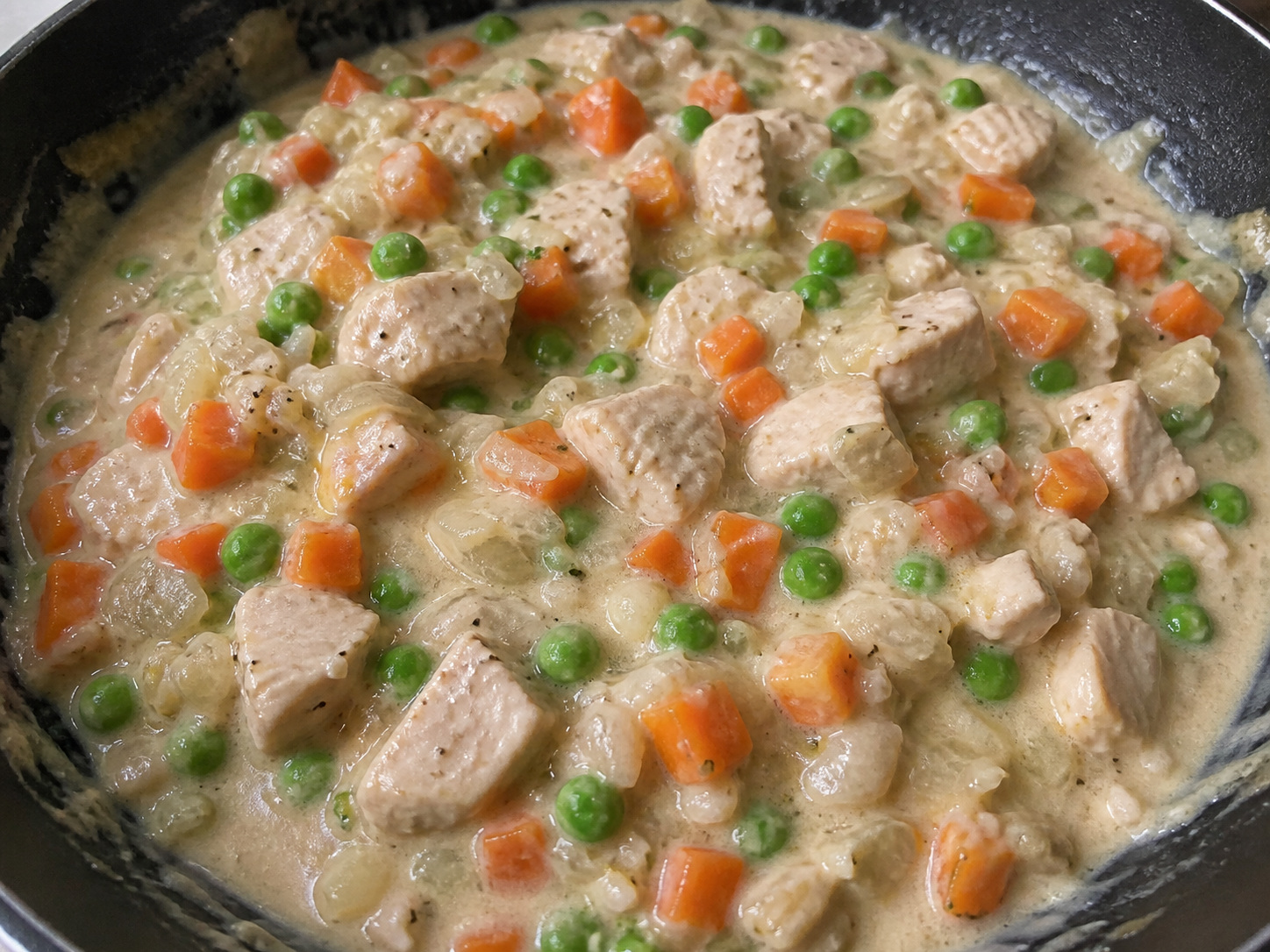雞肉酥皮焗批: 加入青豆調味