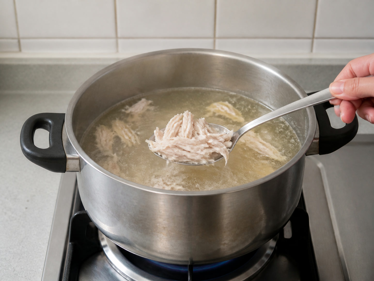 Sup Kental Ayam dan Jagung Manis: Rebus ayam