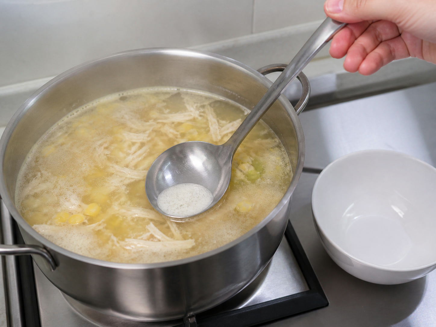Sup Kental Ayam dan Jagung Manis: Buang buih