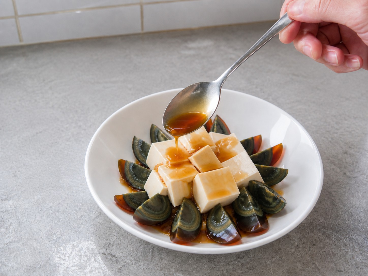 Tahu Sutra Dingin dengan Telur Pitan — langkah 9: Tuang saus