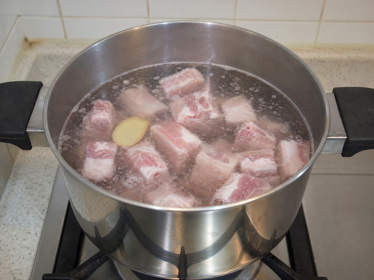 鎮江黑醋骨：冷水汆煮