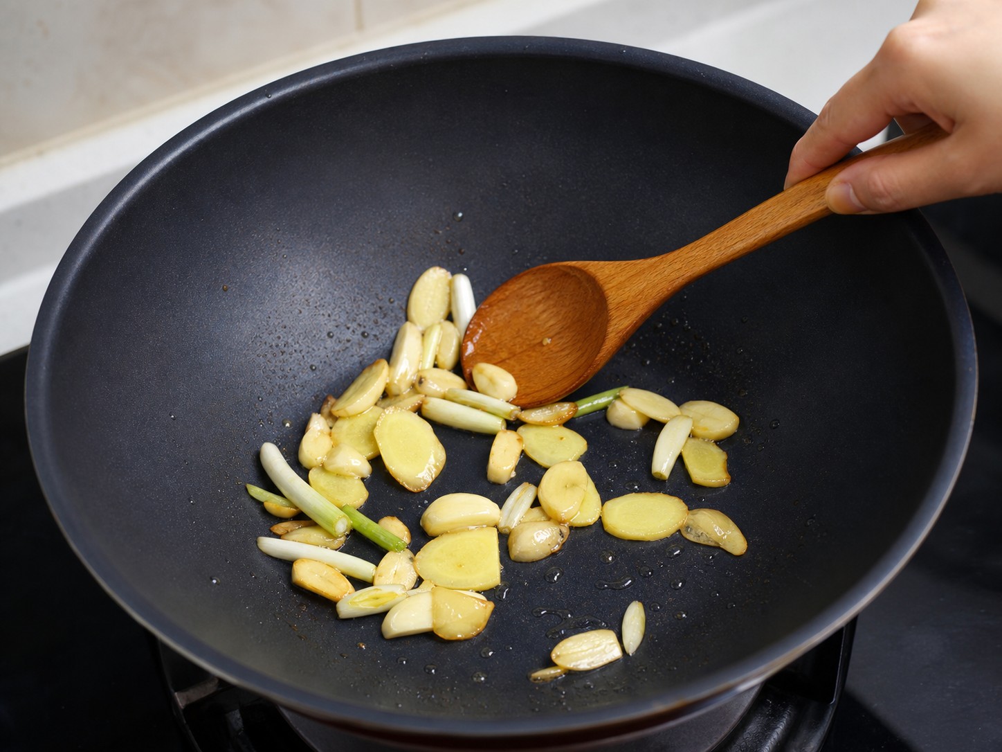 鎮江黑醋骨：炒香香料
