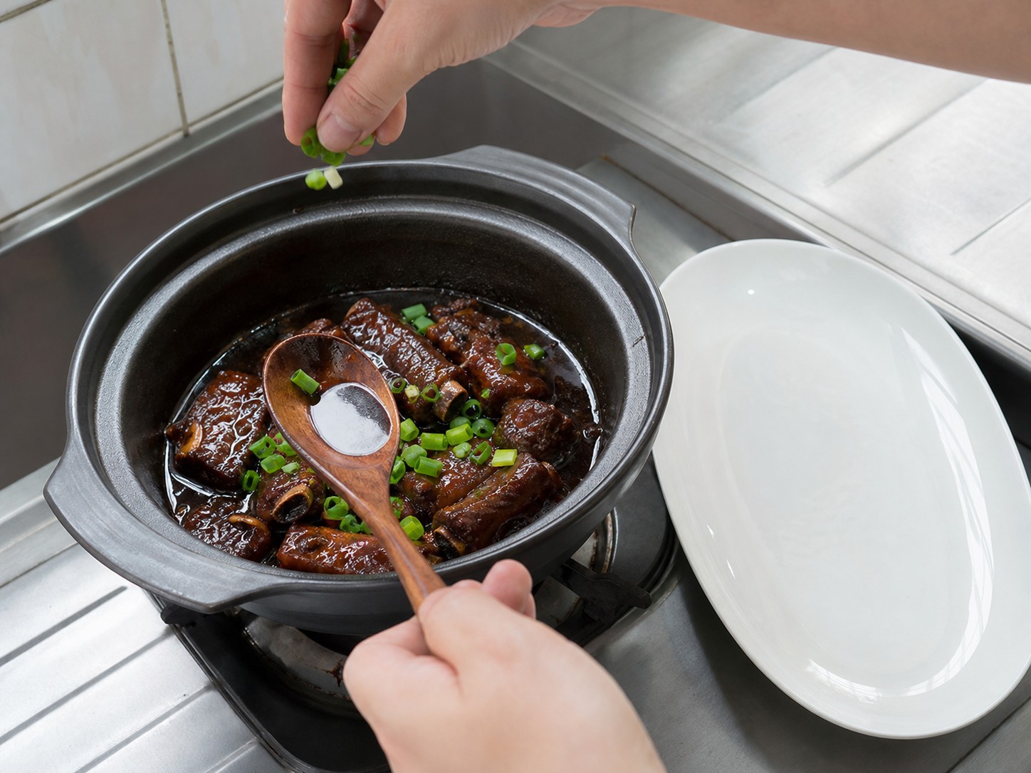 鎮江黑醋骨：試味上碟