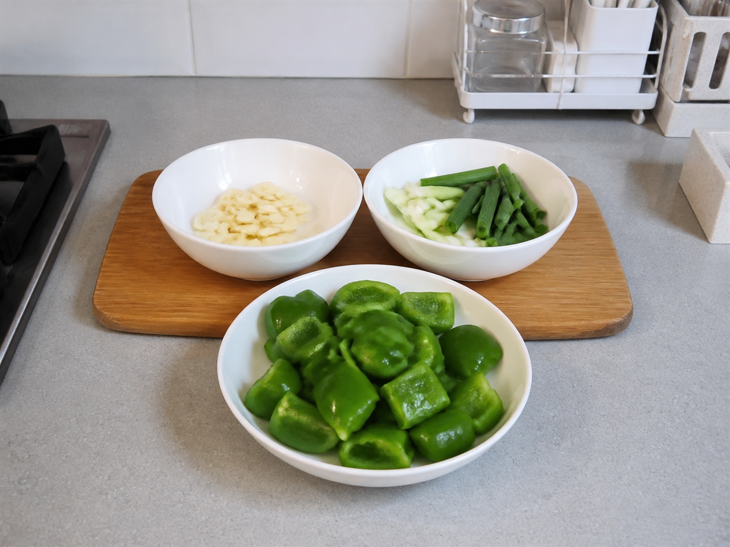 Chinese Di San Xian na Talong, Patatas at Bell Pepper — Hiwain ang pepper at aromatics