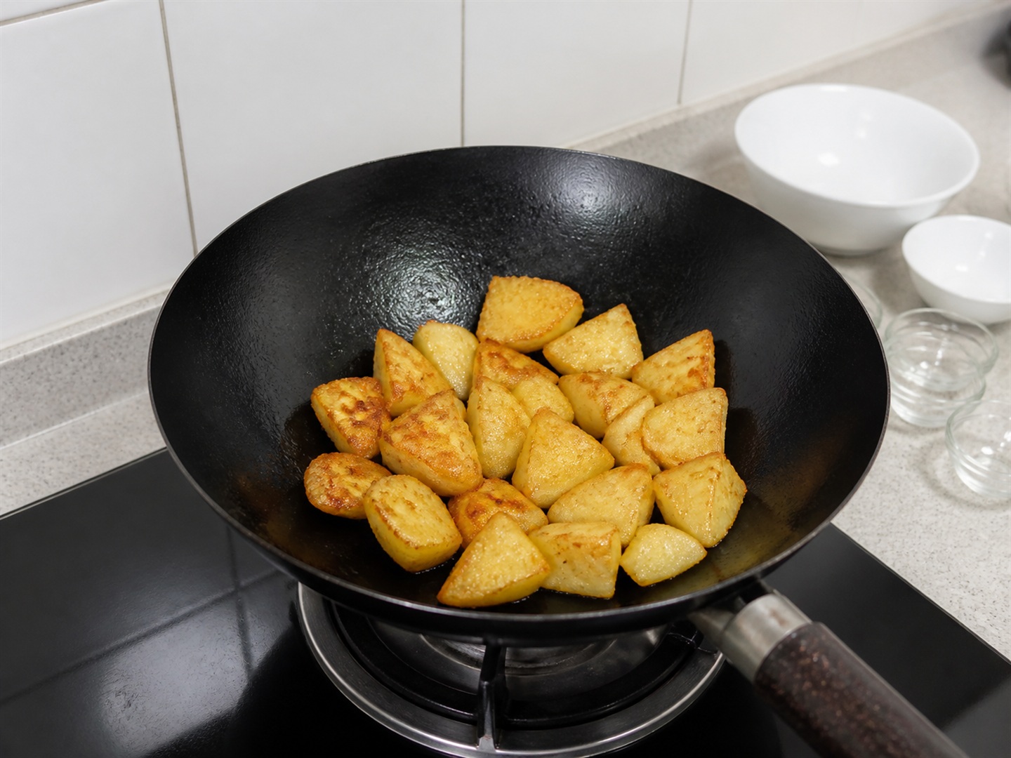 Chinese Di San Xian na Talong, Patatas at Bell Pepper — Iprito ang patatas