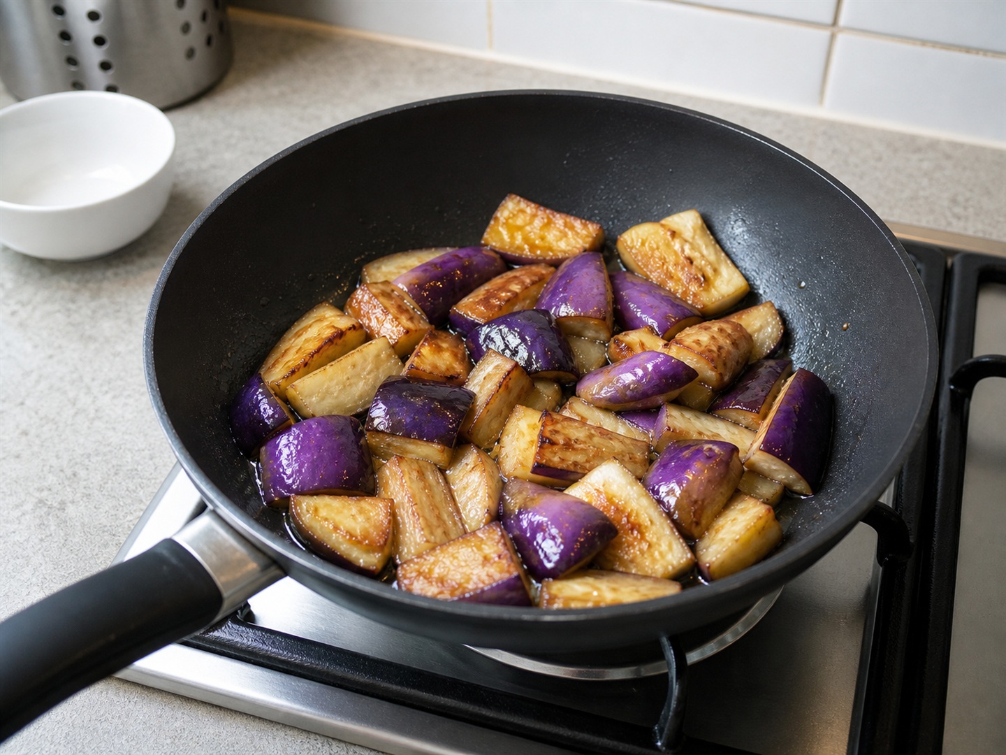 Chinese Di San Xian na Talong, Patatas at Bell Pepper — Iprito ang talong