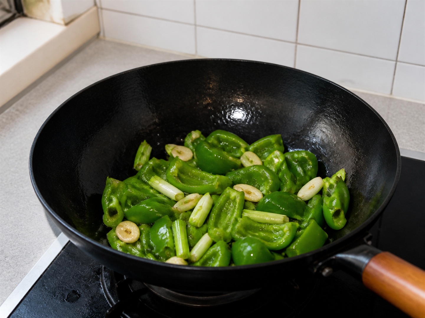 Chinese Di San Xian na Talong, Patatas at Bell Pepper — Igisa ang pepper at aromatics