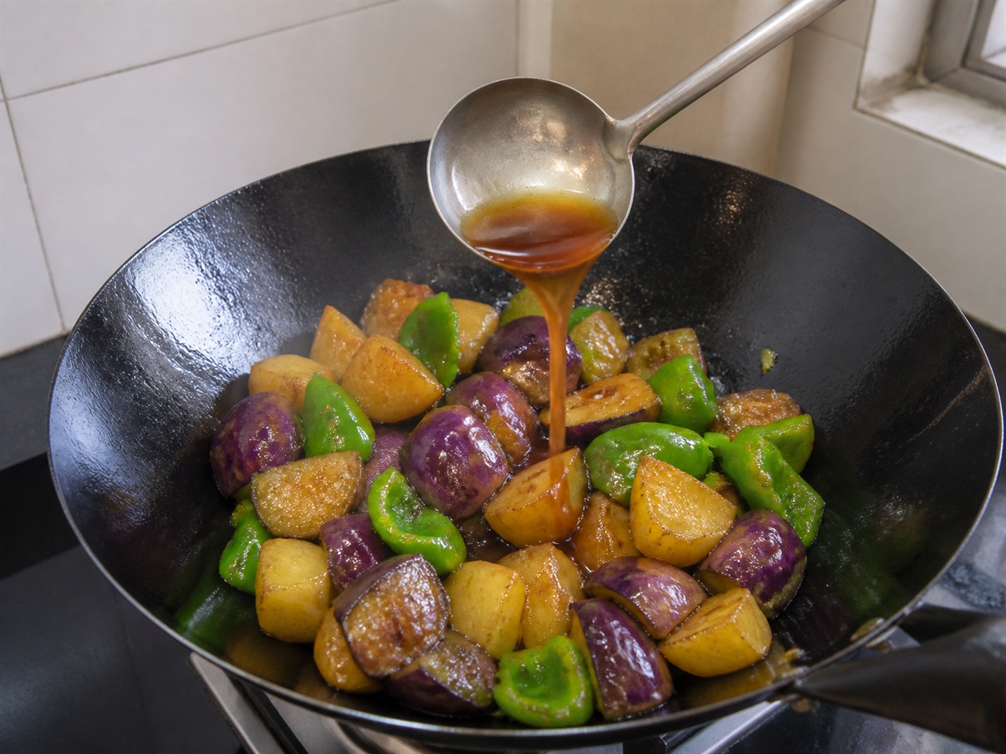 Chinese Di San Xian na Talong, Patatas at Bell Pepper — Ibuhos ang sarsa