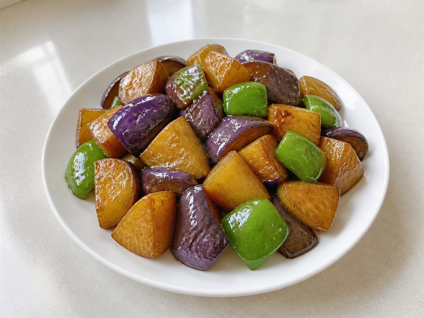 Chinese Di San Xian na Talong, Patatas at Bell Pepper — Ipahinga at ihain