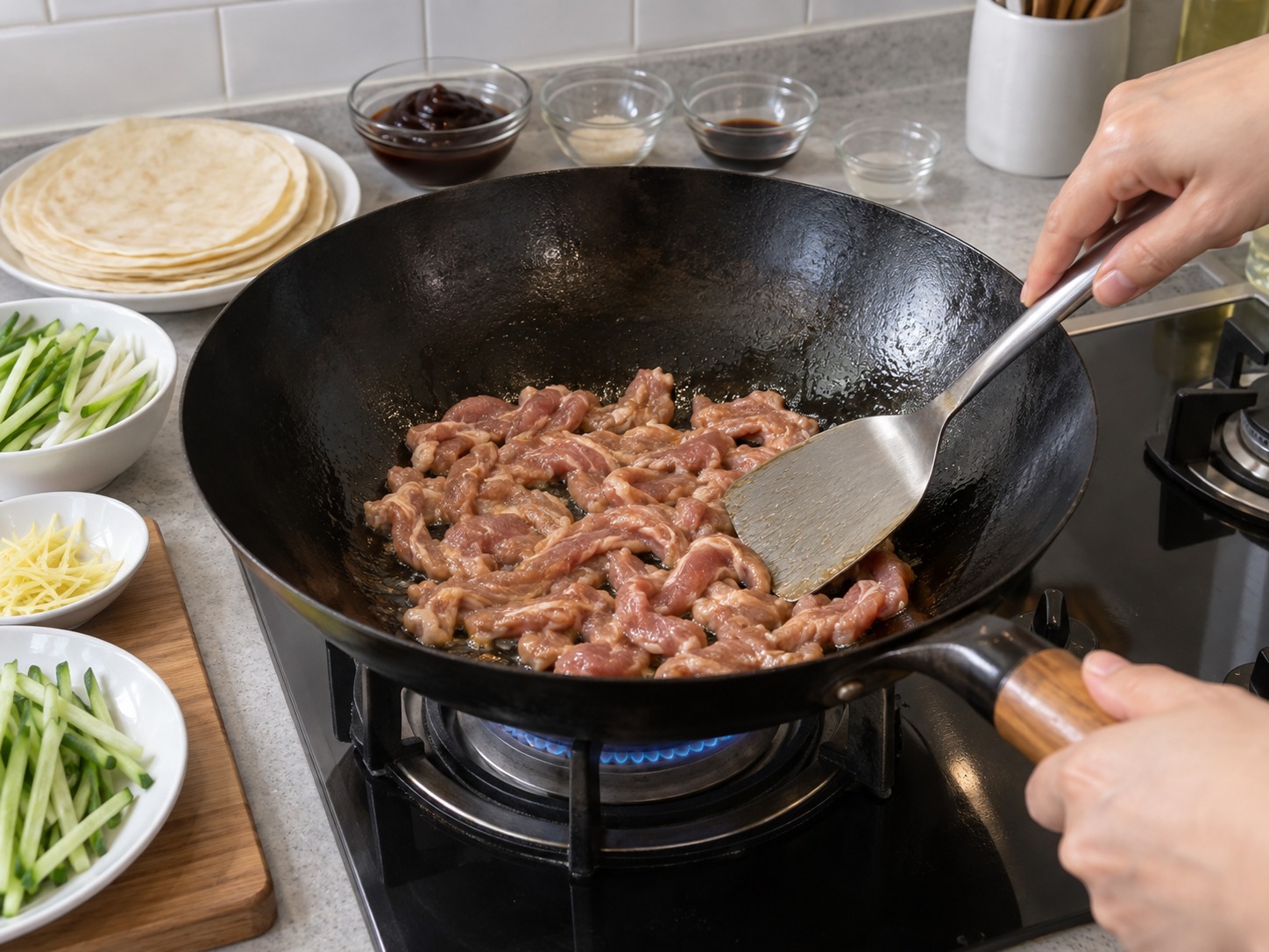 Babi Saus Tianmianjiang dengan Panekuk Tipis — Panaskan satu sendok makan minyak dan ratakan irisan babi