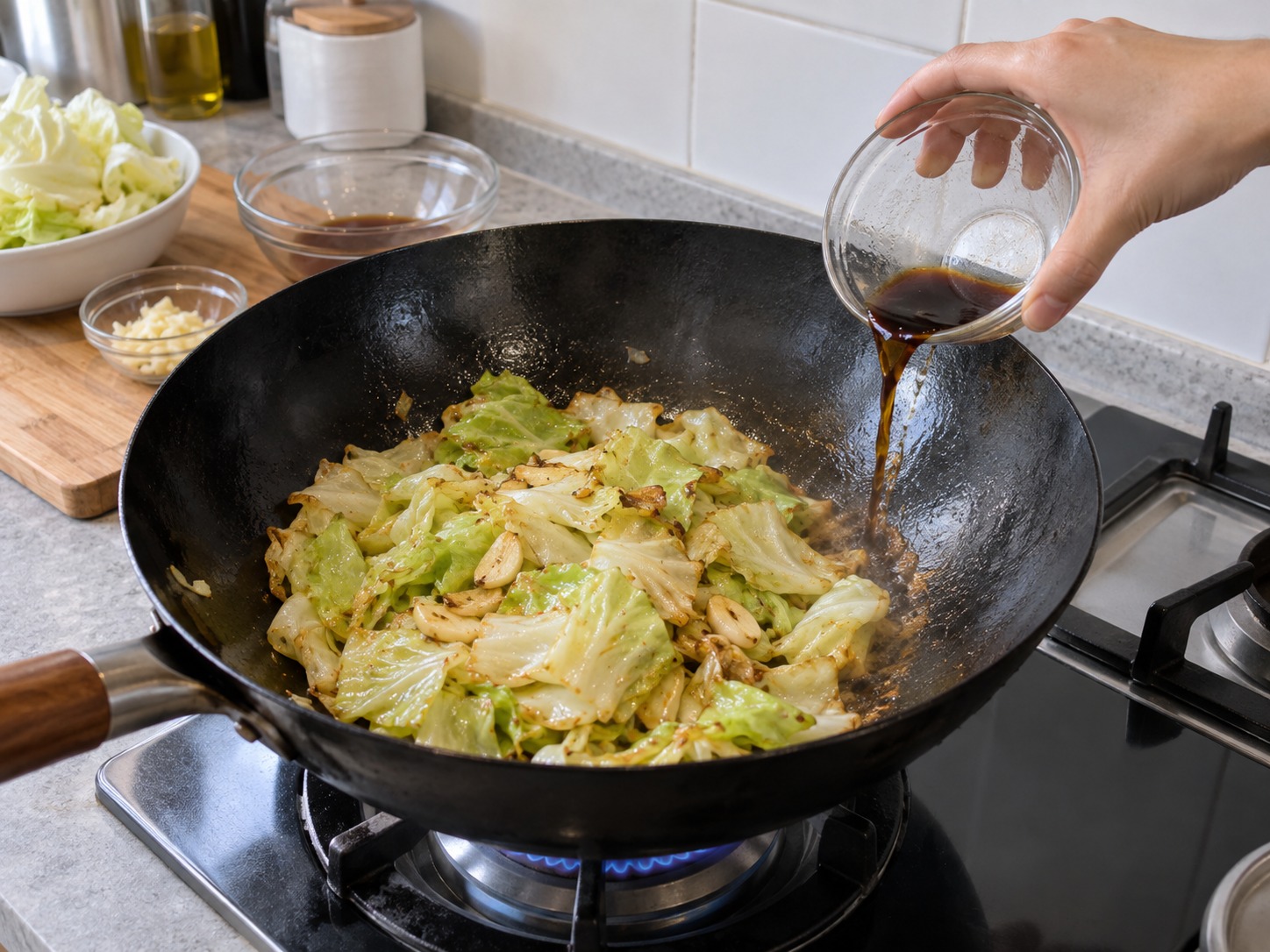 醋香手撕包菜 — 葉片稍軟但仍挺身時,沿鑊邊倒入醋汁