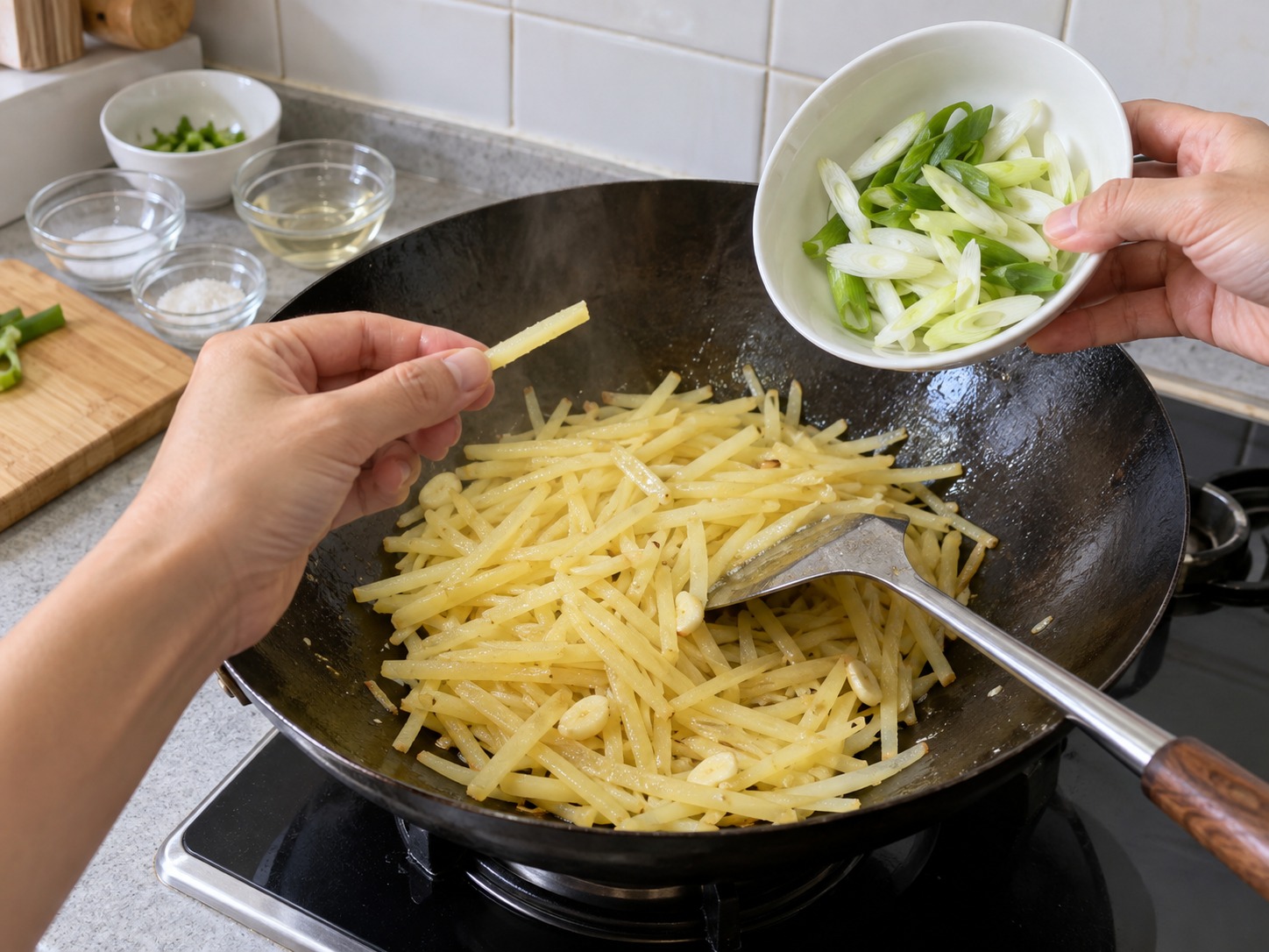 醋溜土豆絲 — 試一條確認中心沒有生硬粉感,再拌入蔥段