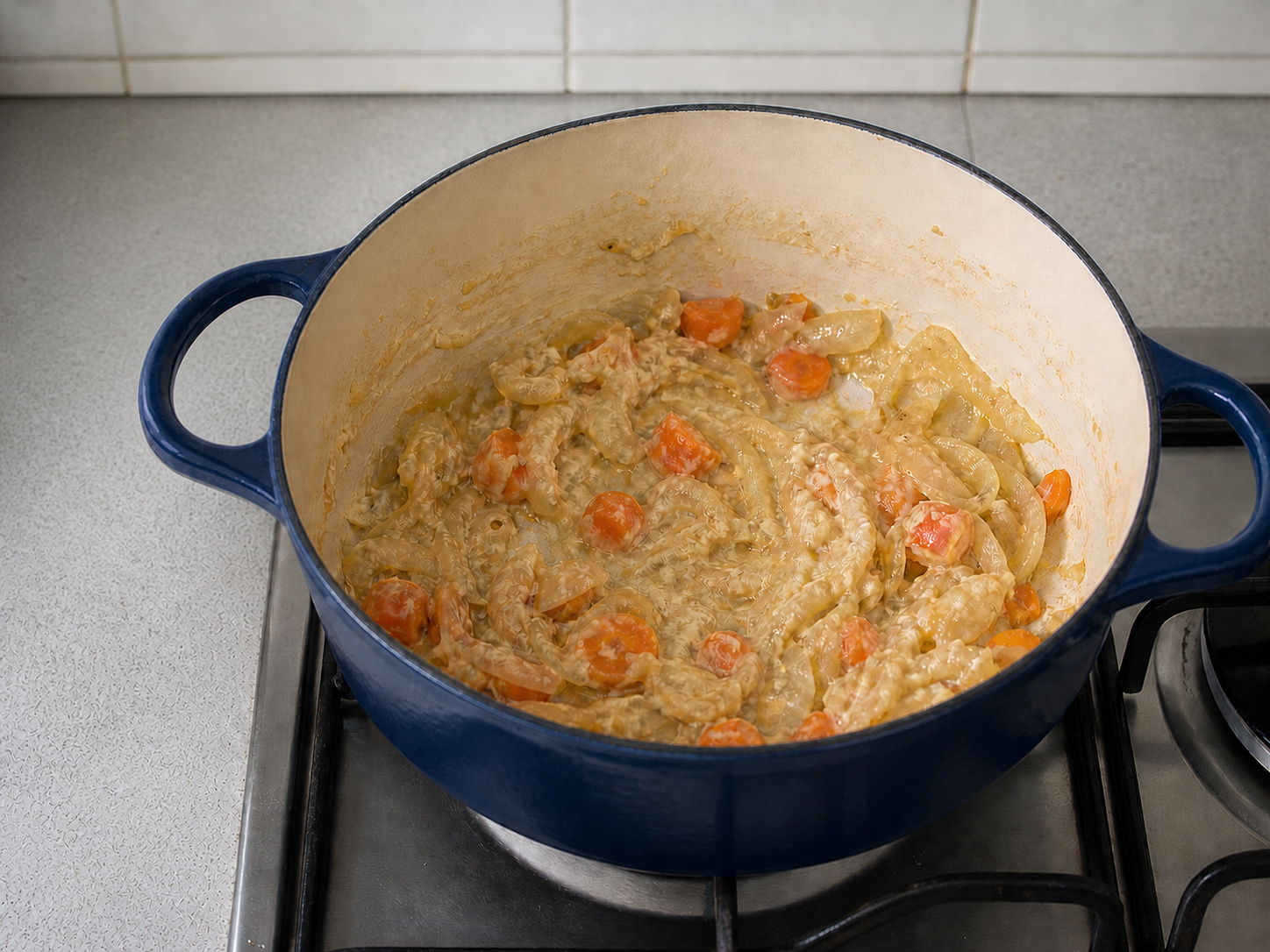 Bahu Babi Rebus Cider dengan Apel — Masak bawang putih, tepung, dan mustard