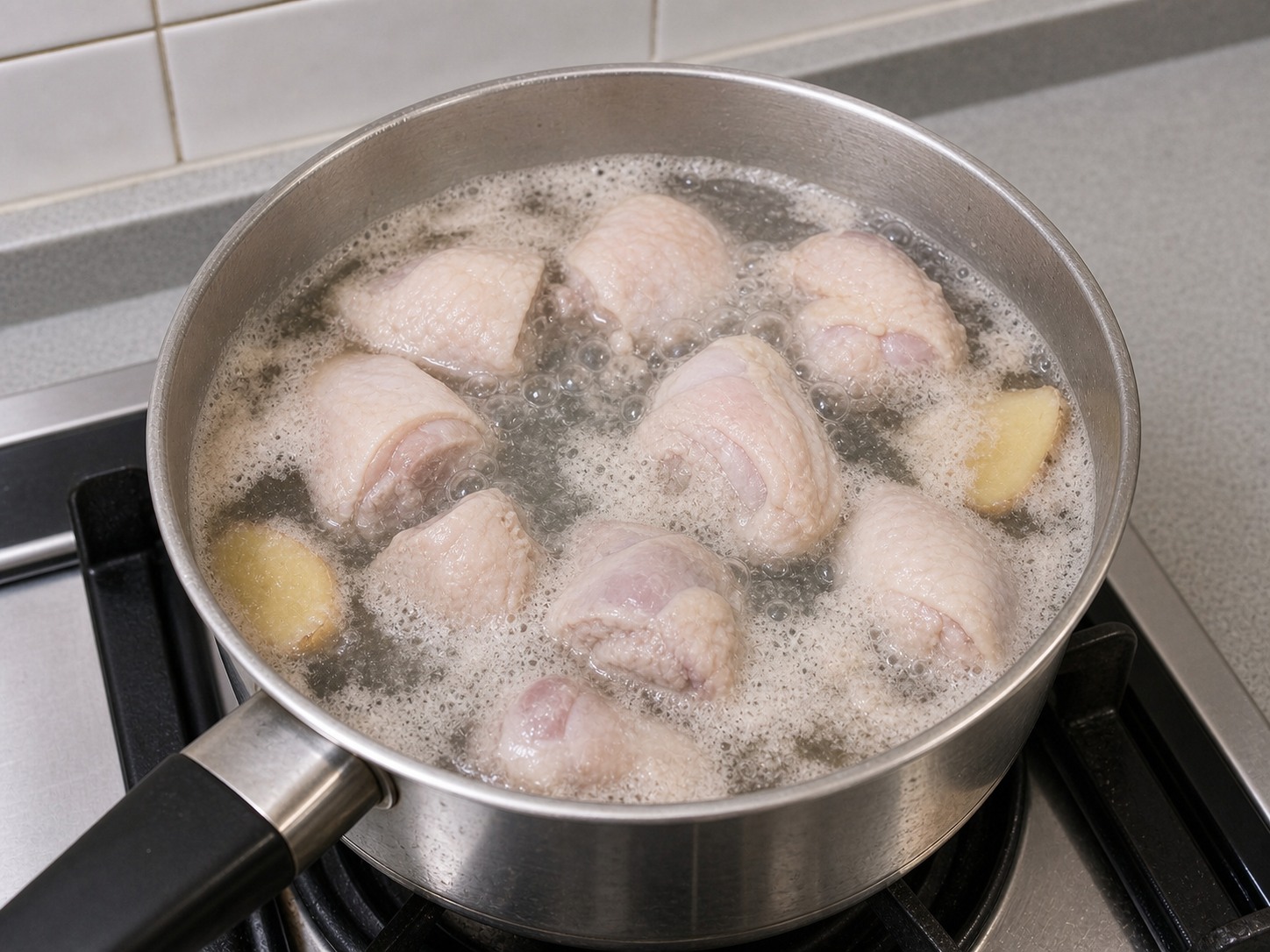 椰子雪耳雞湯:雞件汆水