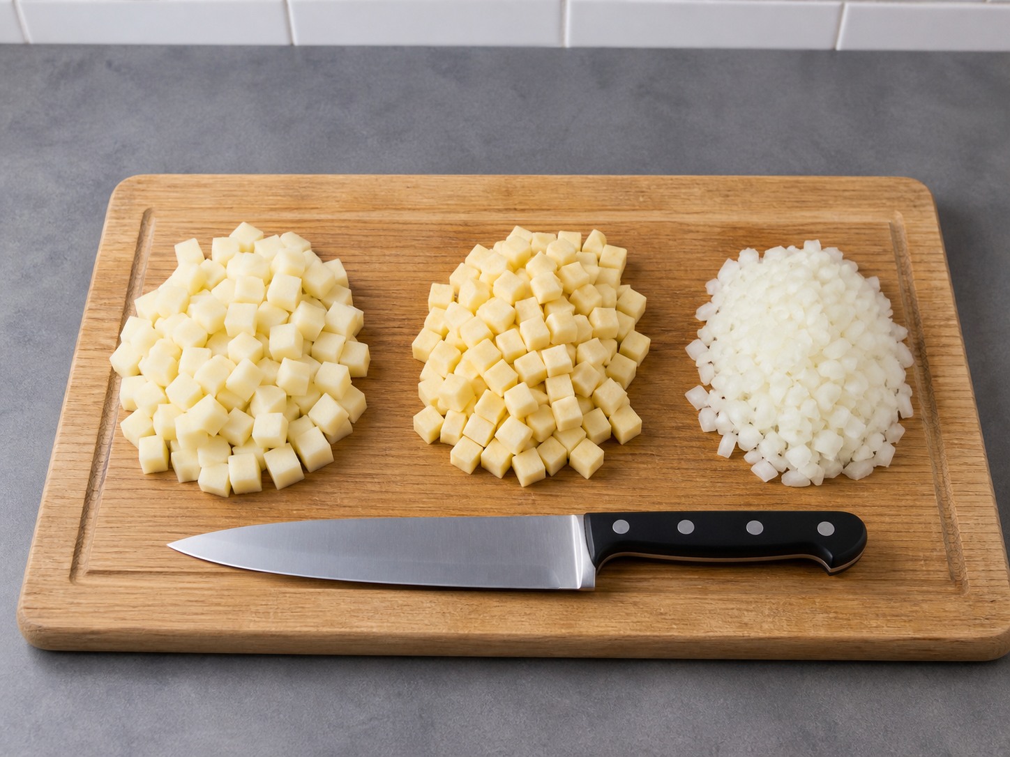 Potong kentang dan rutabaga 1 cm serta cincang halus bawang: Potong kentang dan rutabaga 1 cm serta cincang halus bawang. Kerjakan dengan hati-hati, pertahankan panas, waktu, dan keadaan bahan yang disebutkan, lalu pastikan kematangan sebelum melanjutkan.
