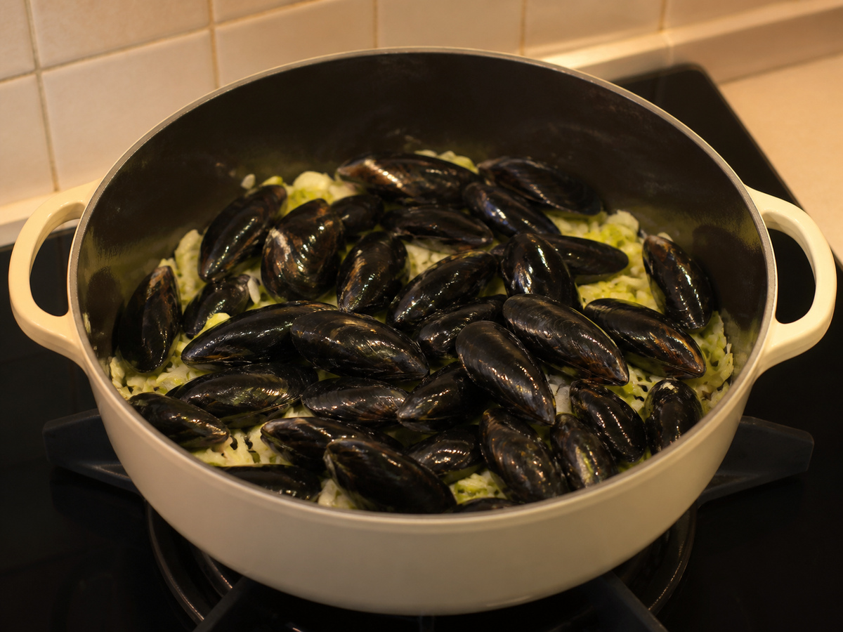 Creamy Dijon Mussels na may Leeks: Idagdag ang mga sangkap