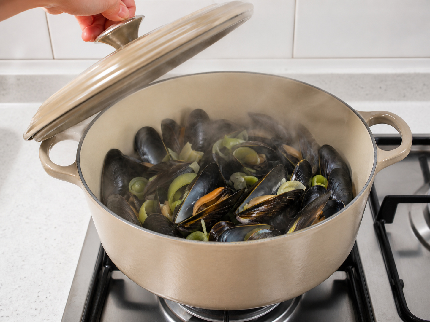 Creamy Dijon Mussels na may Leeks: I-steam nang may takip