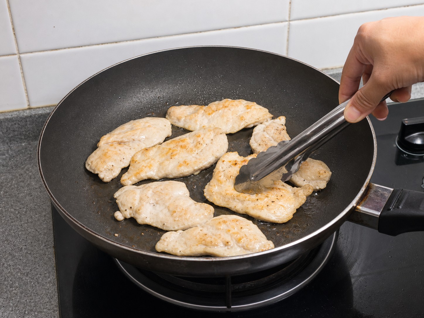 忌廉蘑菇雞肉意粉:雞肉翻面再煎約2分鐘